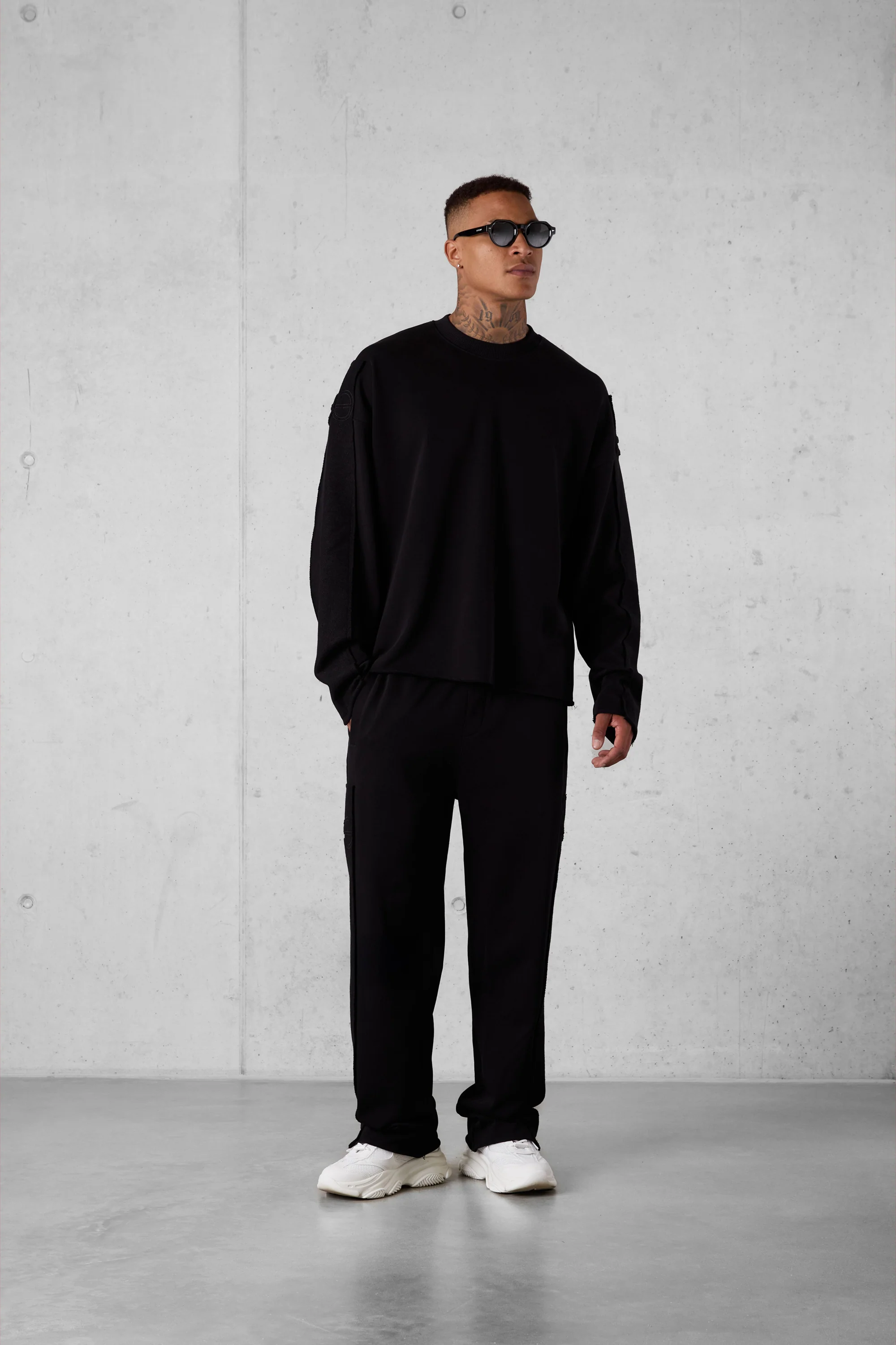 BLACK APPLIQUÉ DISTRESSED LOOSE SWEATPANTS - Image 3
