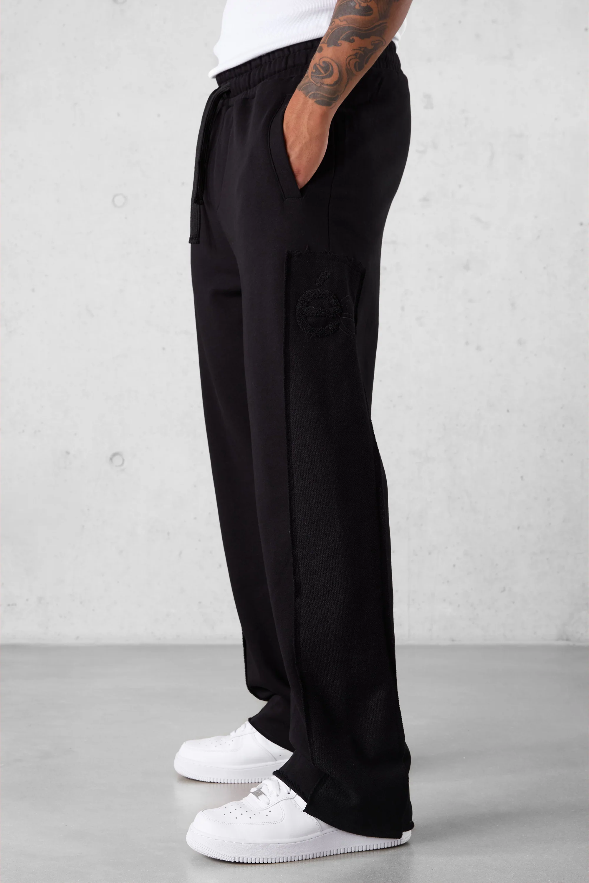 BLACK APPLIQUÉ DISTRESSED LOOSE SWEATPANTS - Image 4