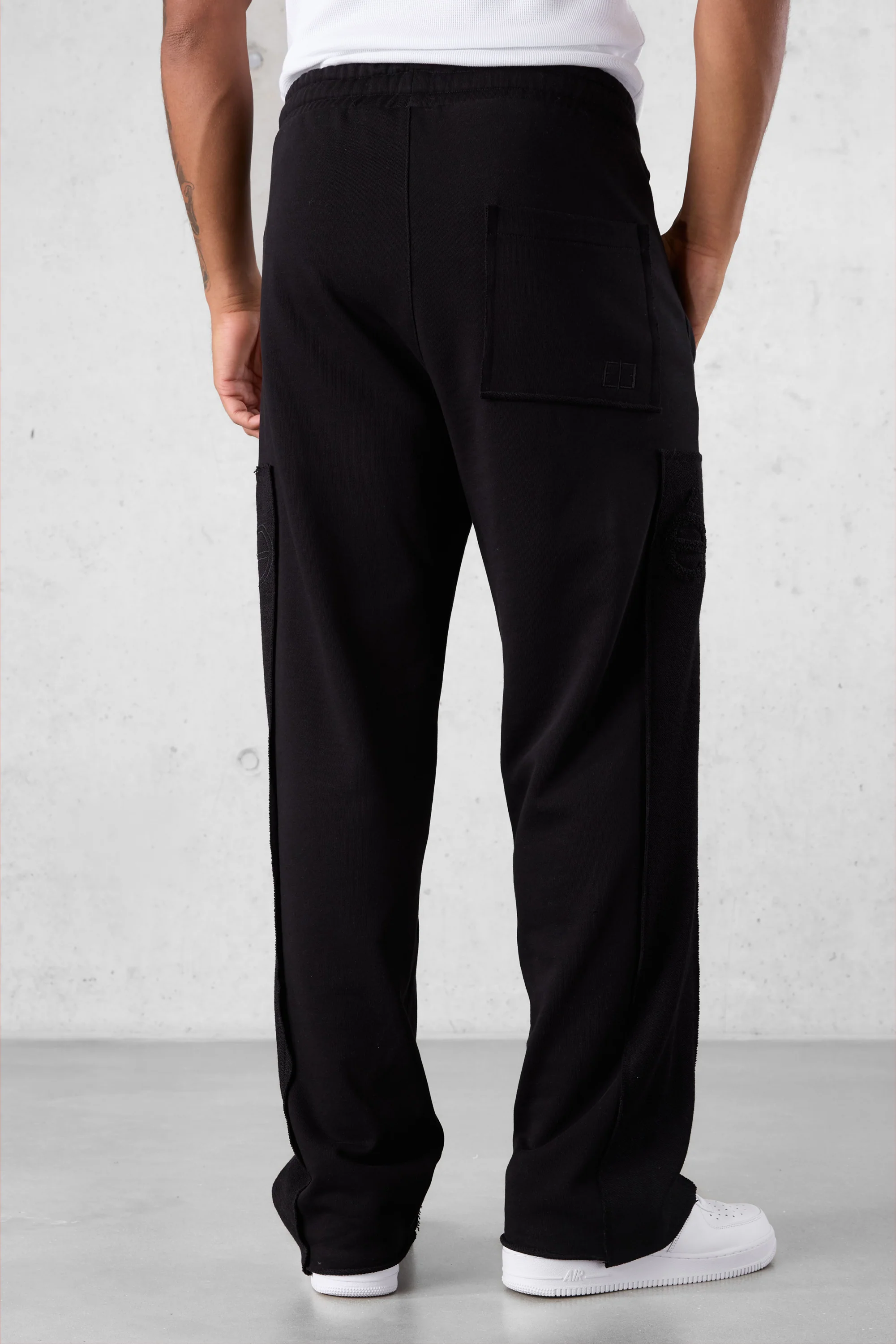 BLACK APPLIQUÉ DISTRESSED LOOSE SWEATPANTS - Image 5