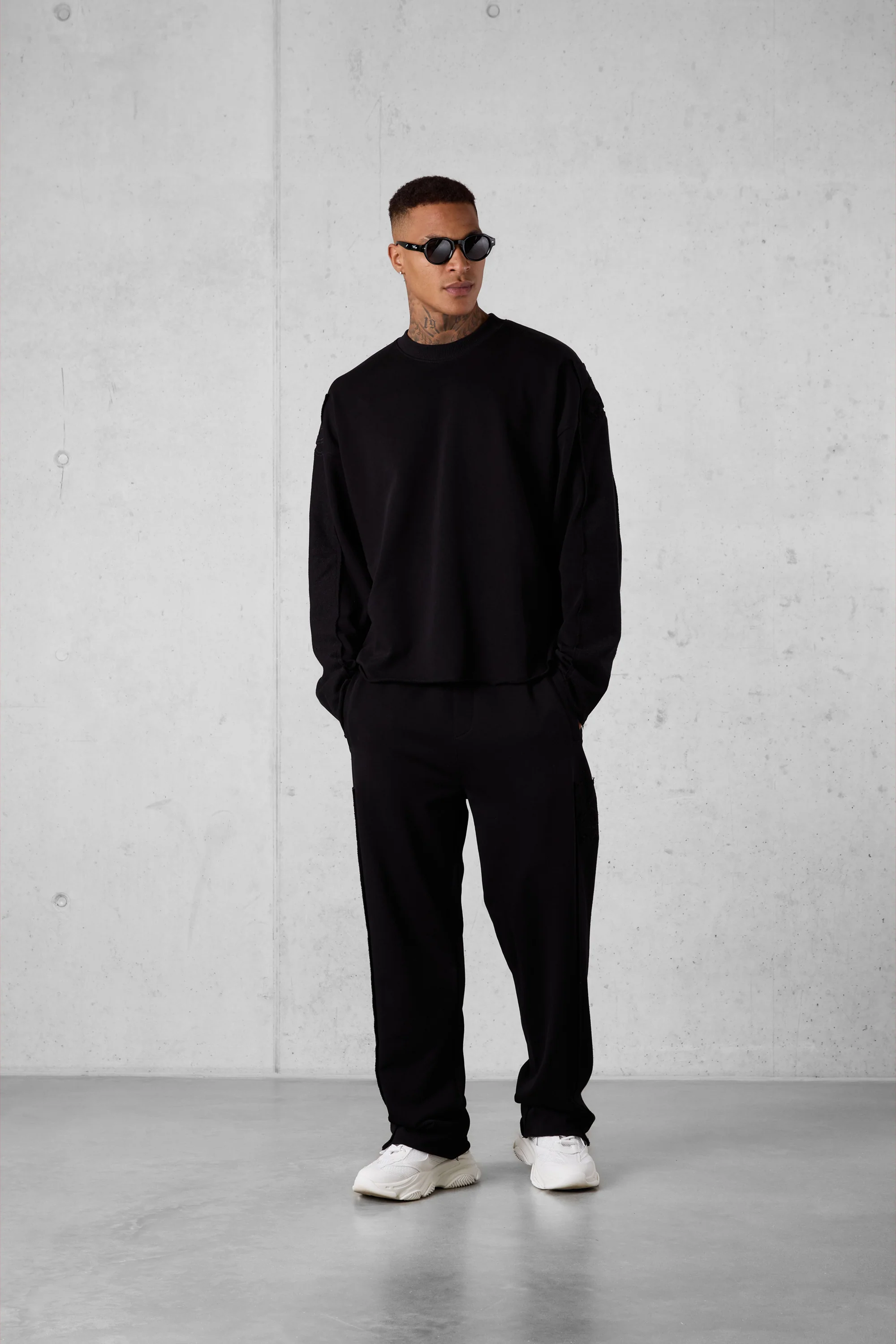 BLACK APPLIQUÉ DISTRESSED OVERSIZED SWEATER - Image 3