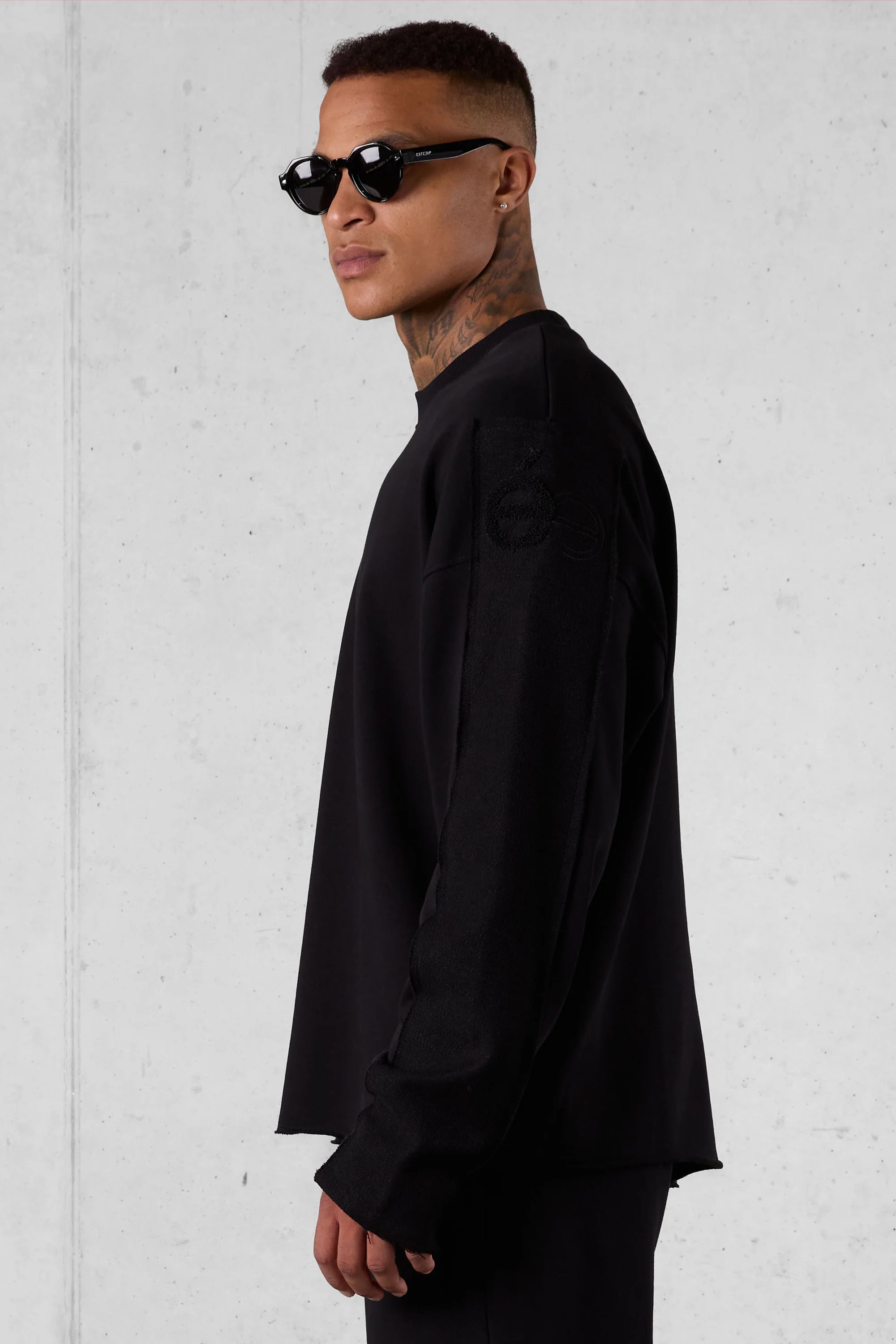 BLACK APPLIQUÉ DISTRESSED OVERSIZED SWEATER - Image 4