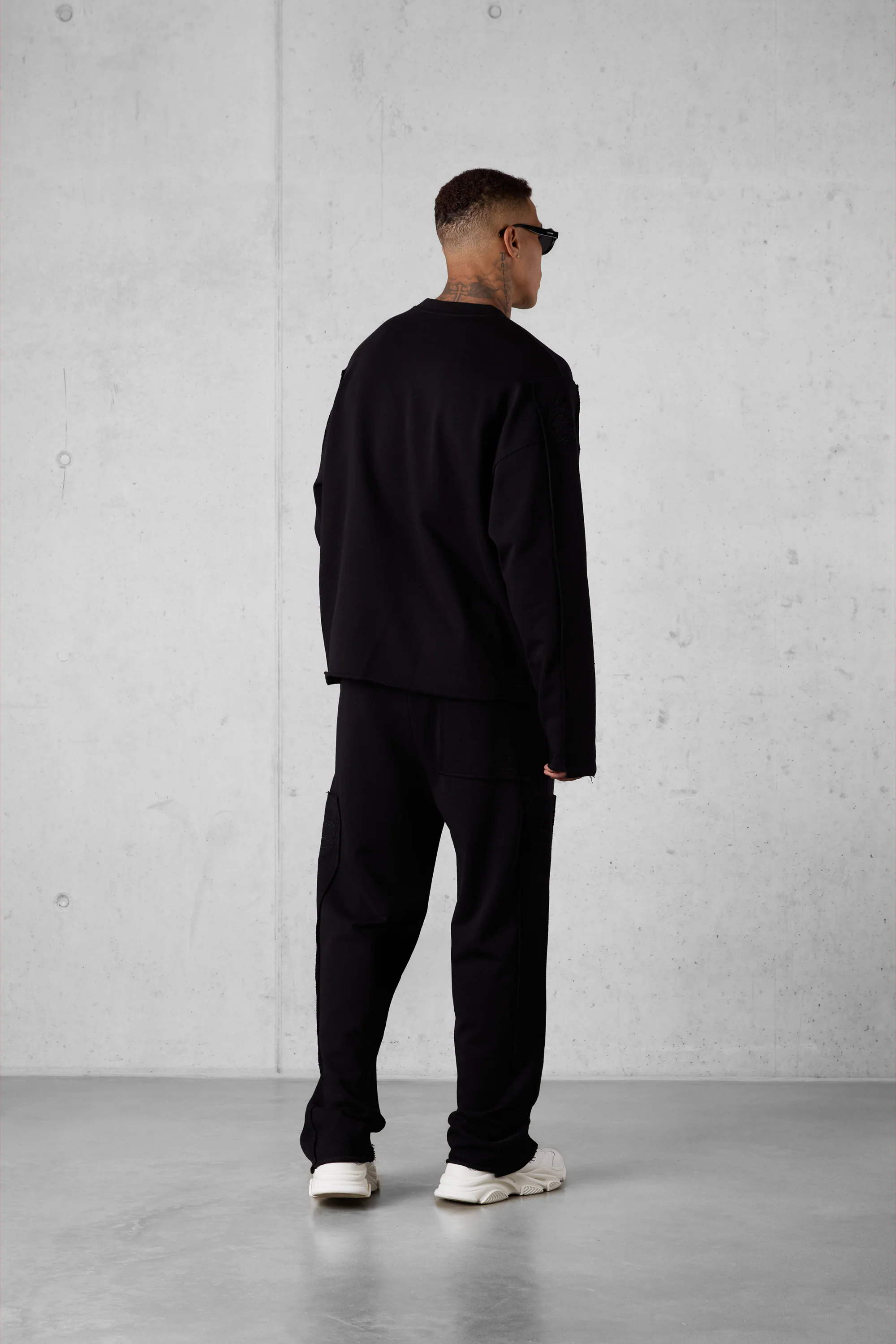 BLACK APPLIQUÉ DISTRESSED OVERSIZED SWEATER - Image 6