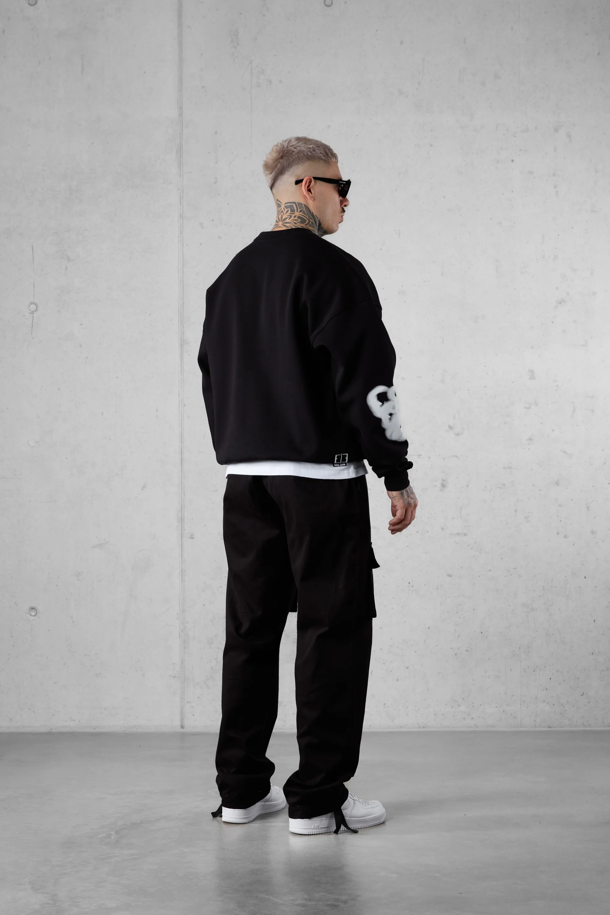 BLACK BLURRED HEARTS OVERSIZED SWEATER - Image 4
