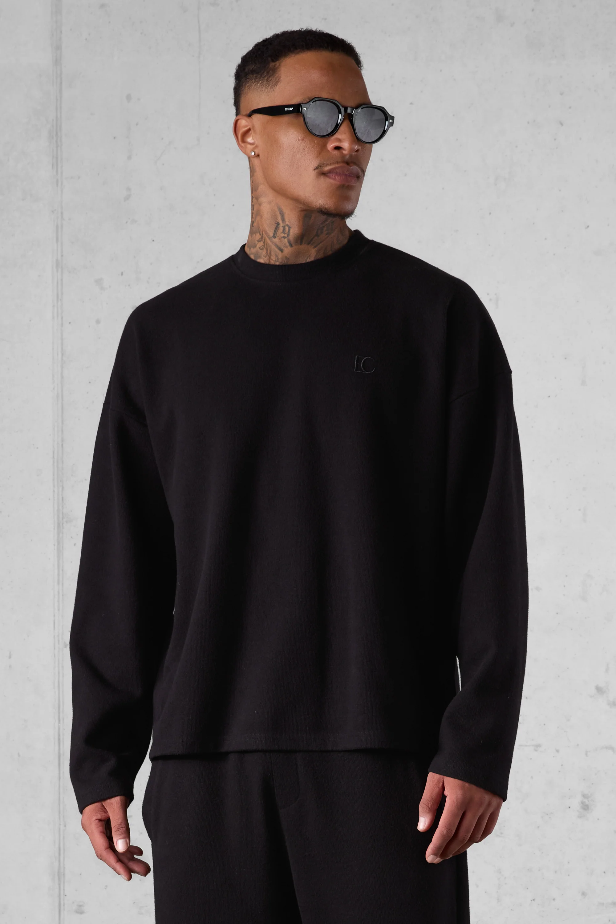 BLACK COMFY OVERSIZED SWEATER