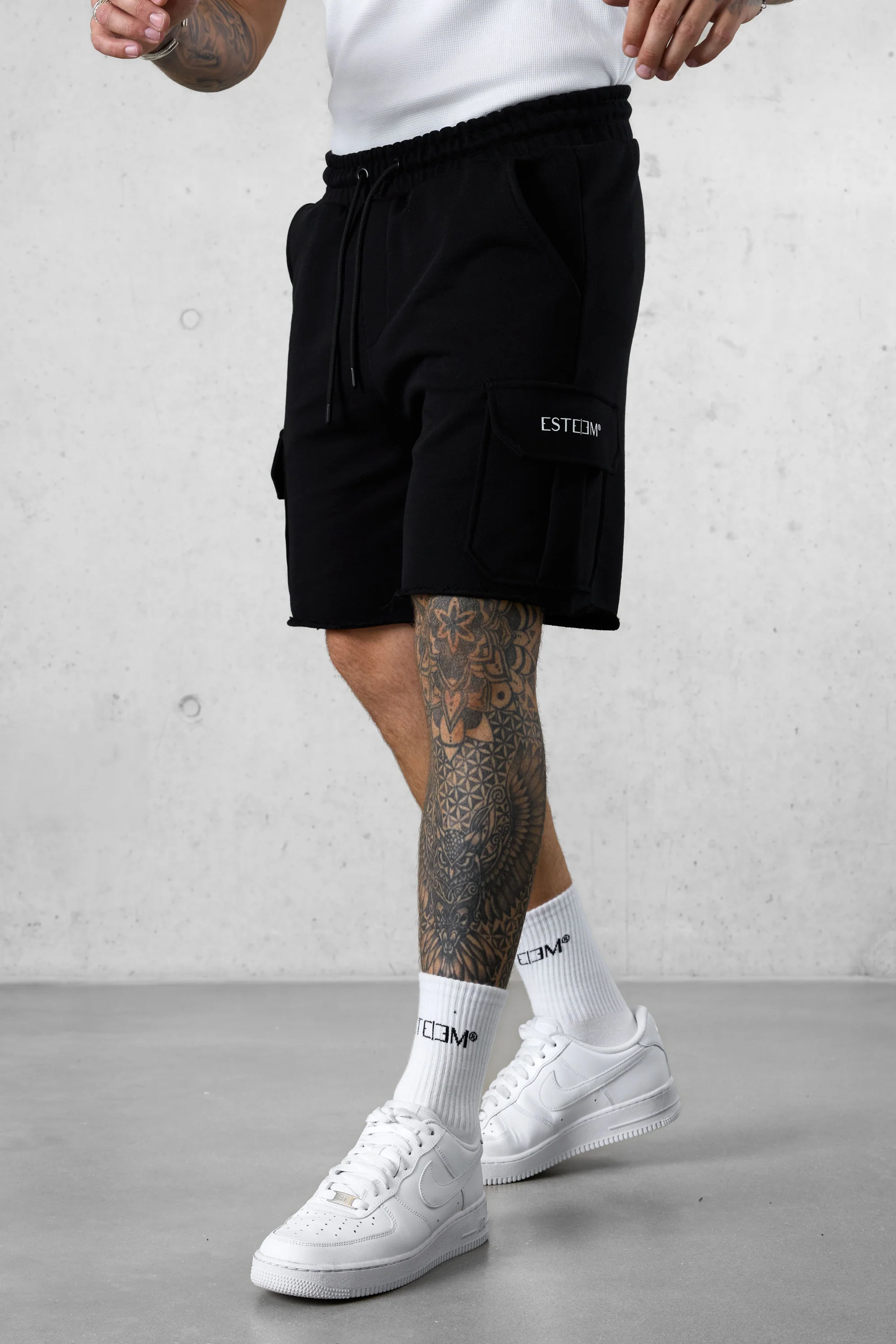 BLACK DISCREET CARGO SWEATSHORTS - Image 3