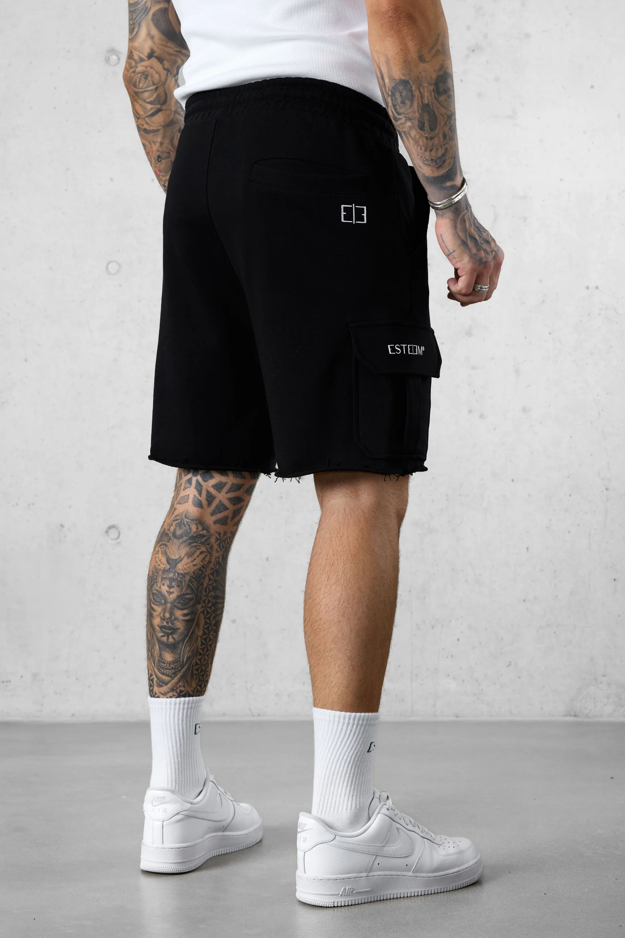 BLACK DISCREET CARGO SWEATSHORTS - Image 4