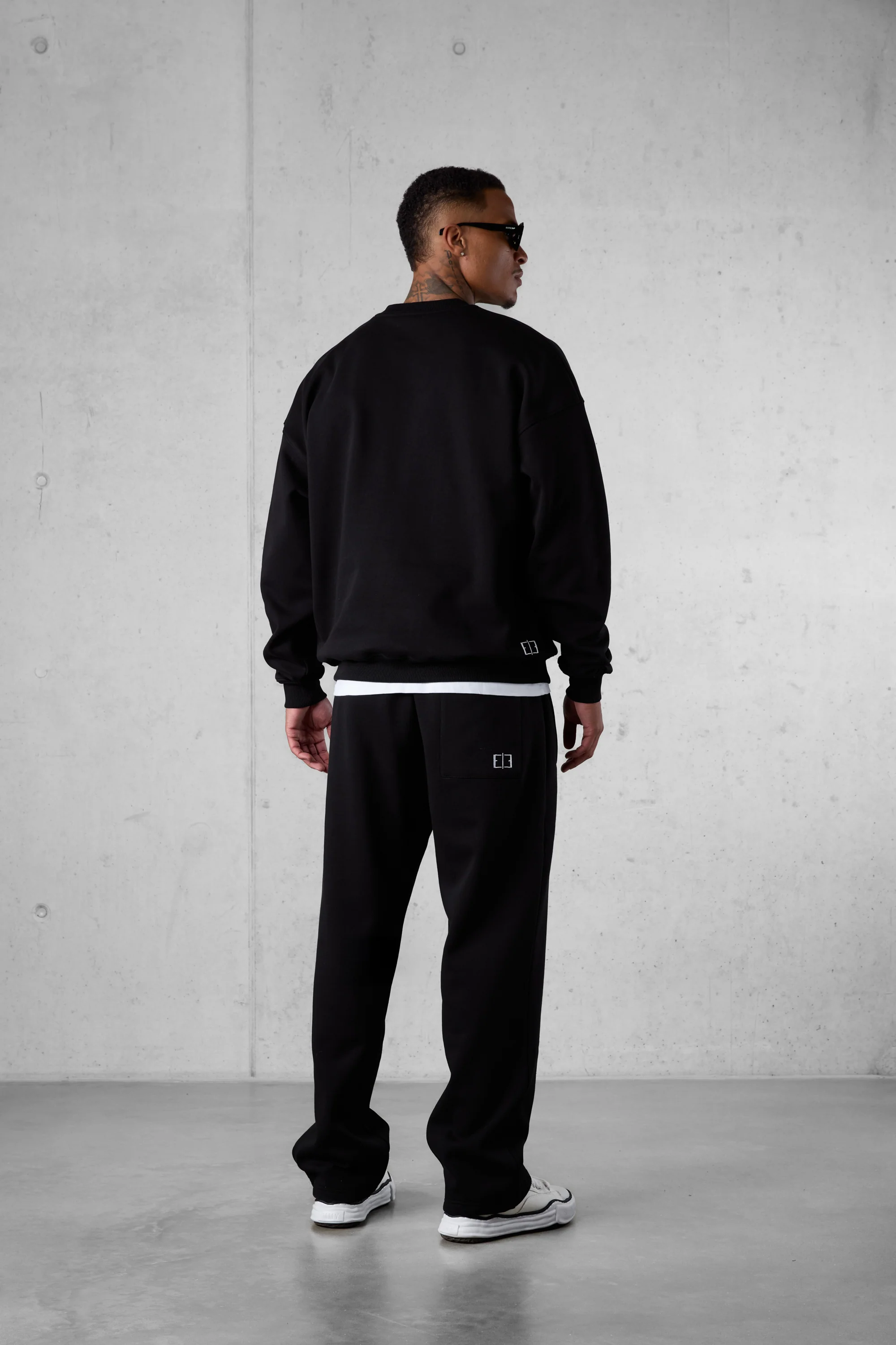 BLACK DISCREET OVERSIZED SWEATER - Image 4