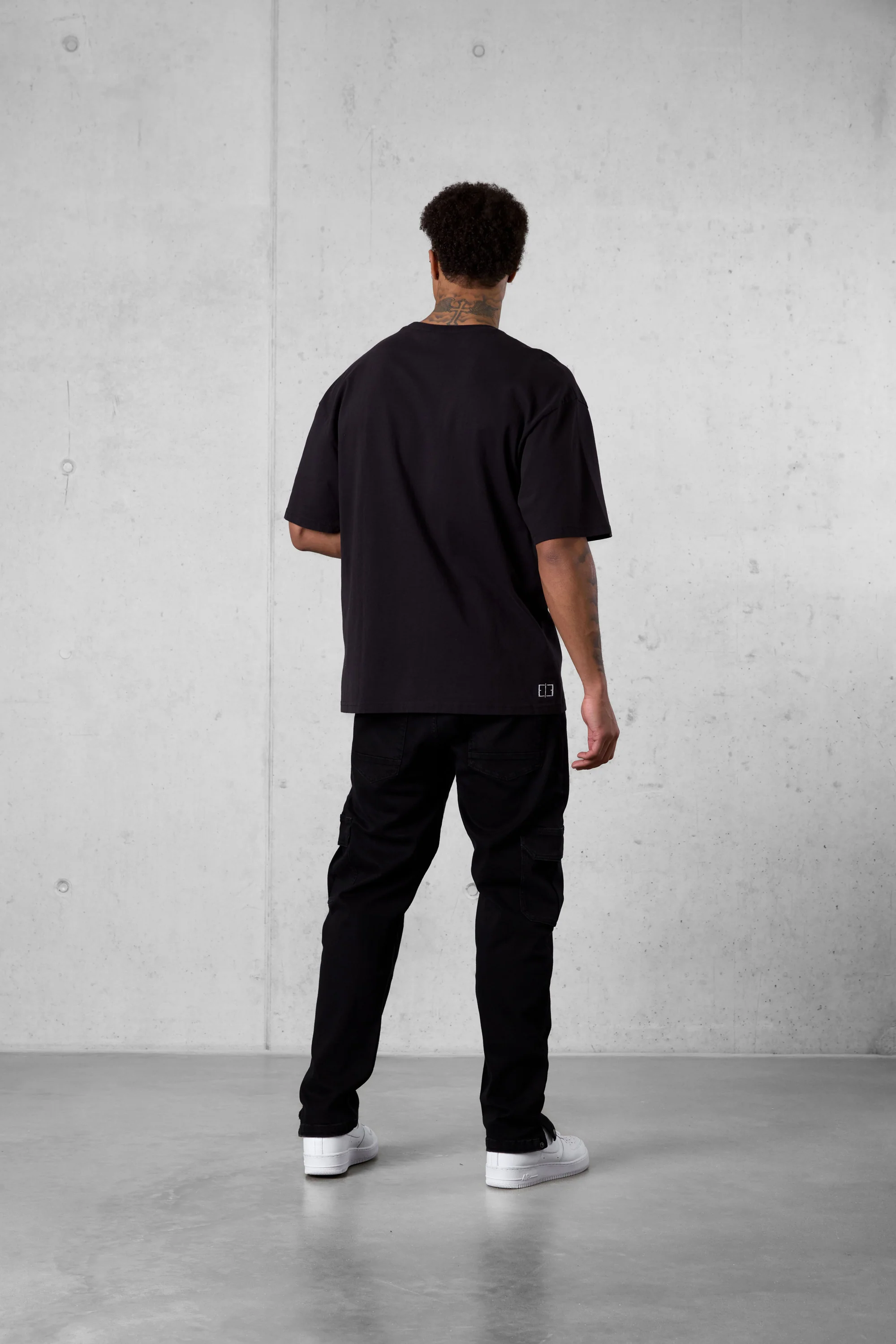 BLACK DISCREET OVERSIZED TEE - Image 4