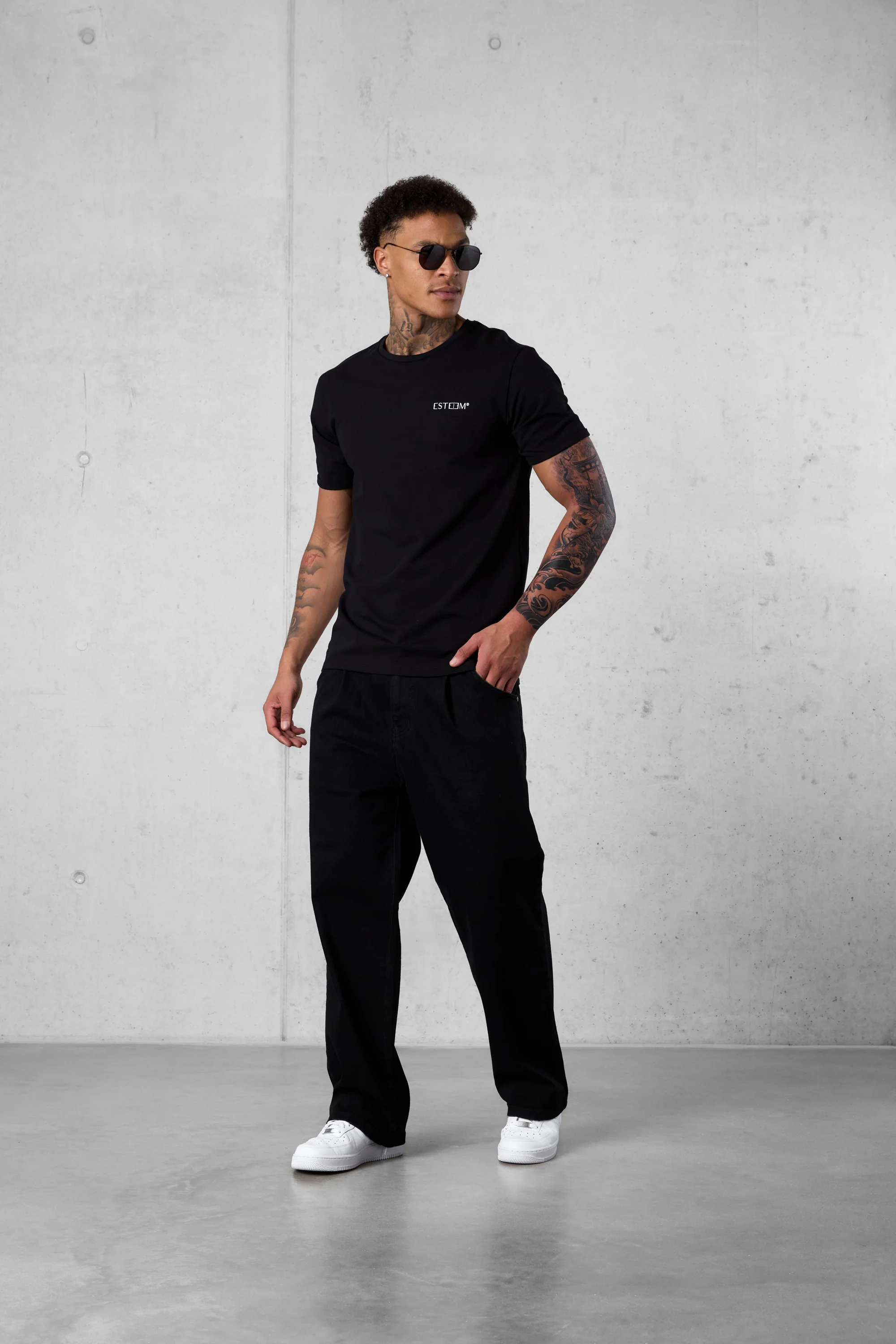 BLACK DISCREET TEE - Image 3