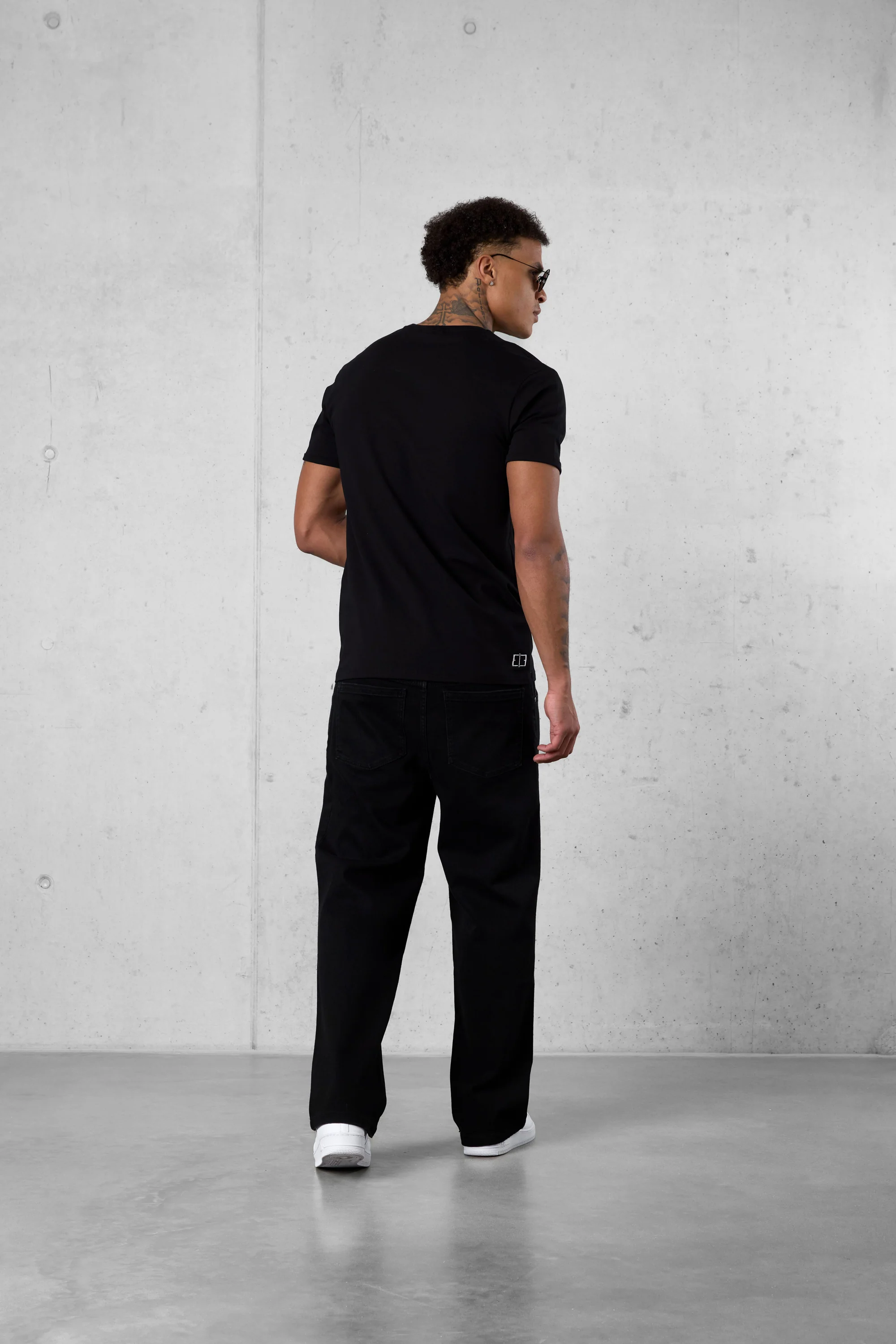 BLACK DISCREET TEE - Image 4