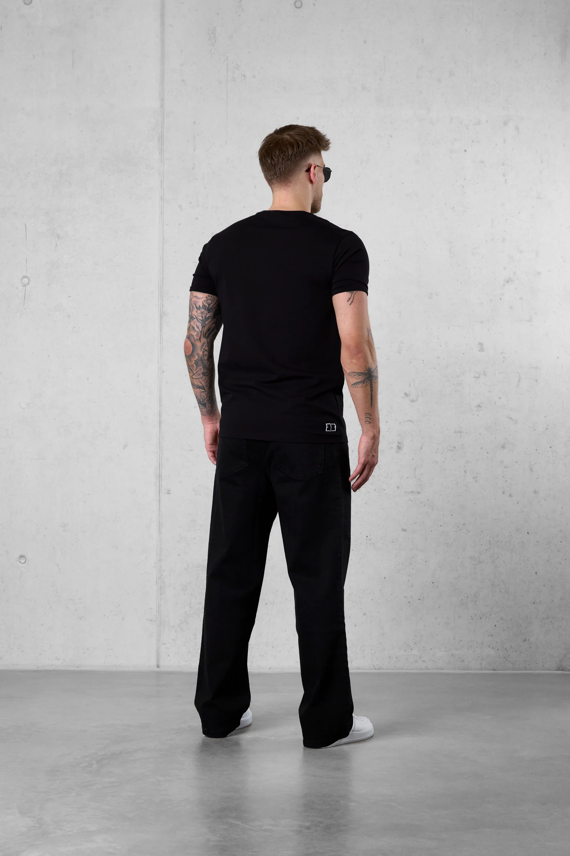 BLACK EC LOGO TEE - Image 4