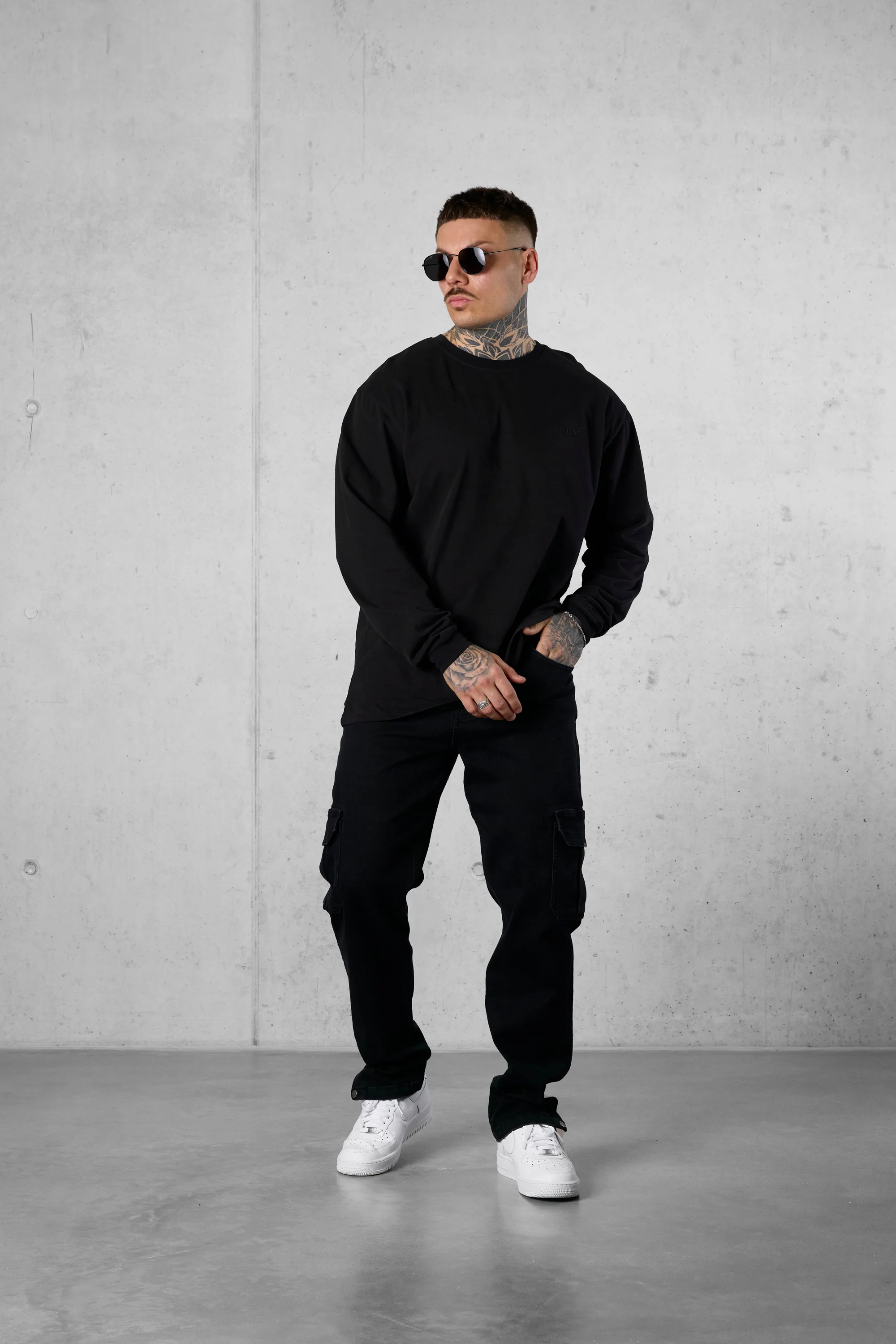 BLACK ESSENTIAL LONGSLEEVE - Image 3