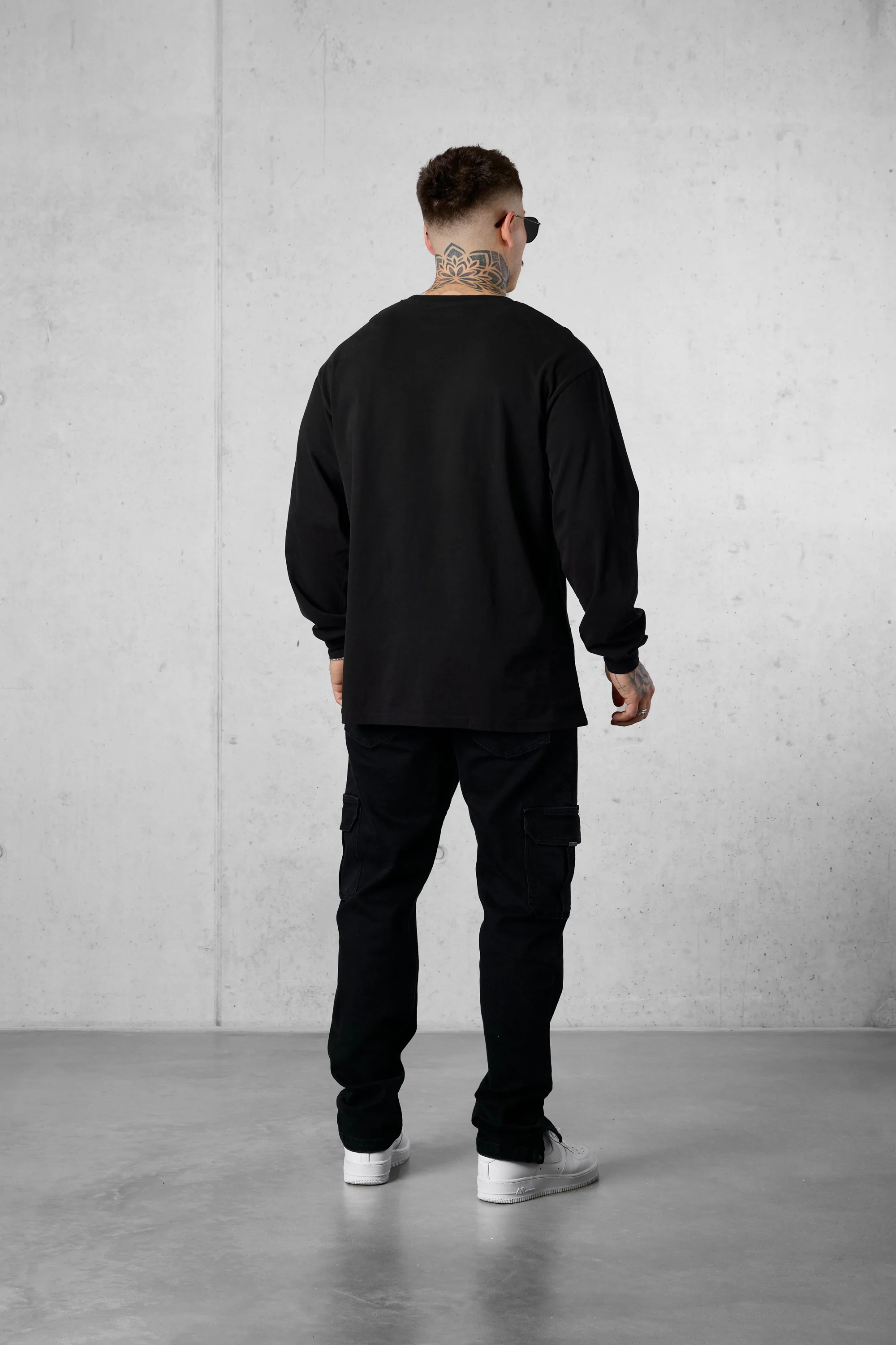 BLACK ESSENTIAL LONGSLEEVE - Image 4