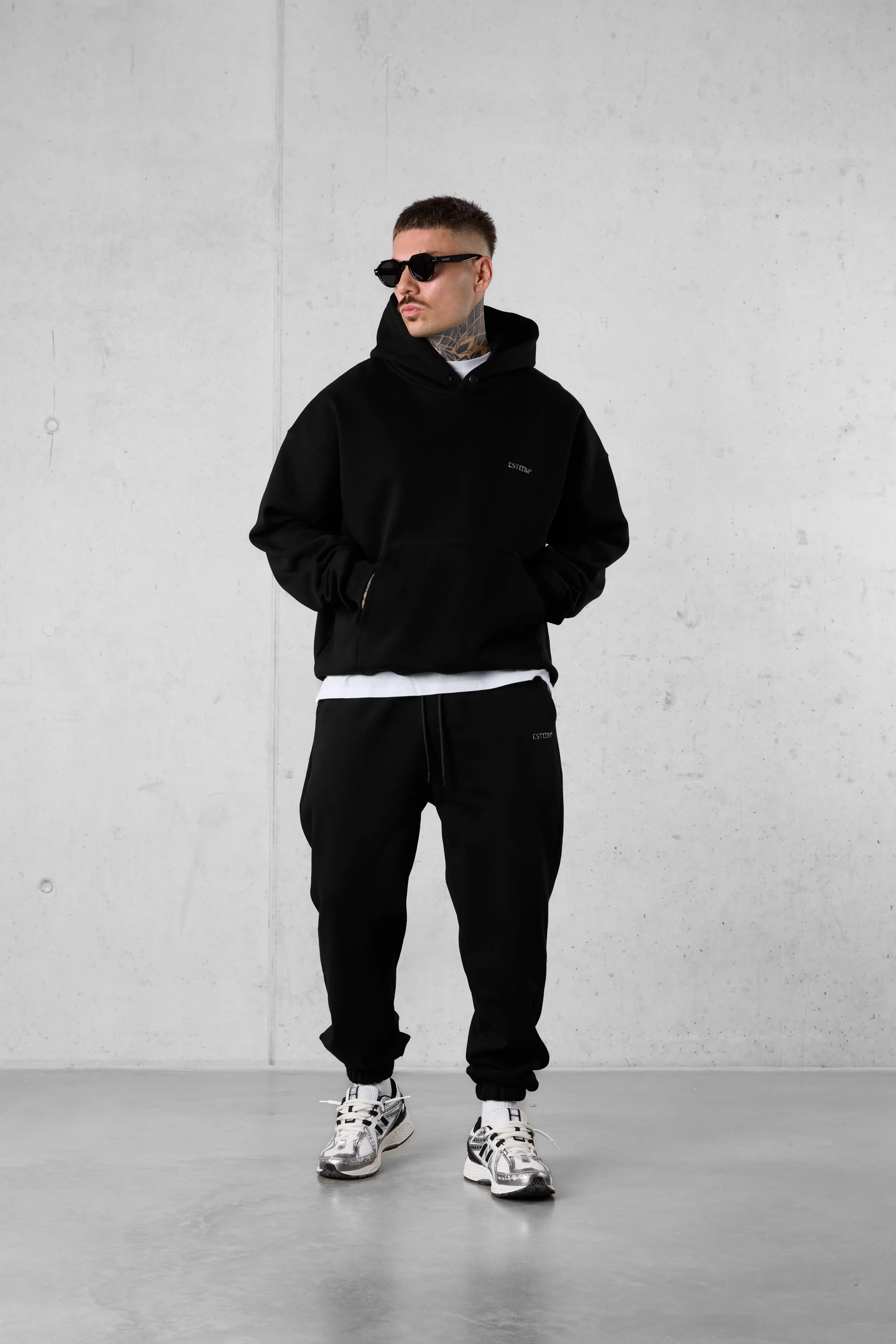 BLACK ESSENTIAL OVERSIZED HOODIE 2.0 - Image 3