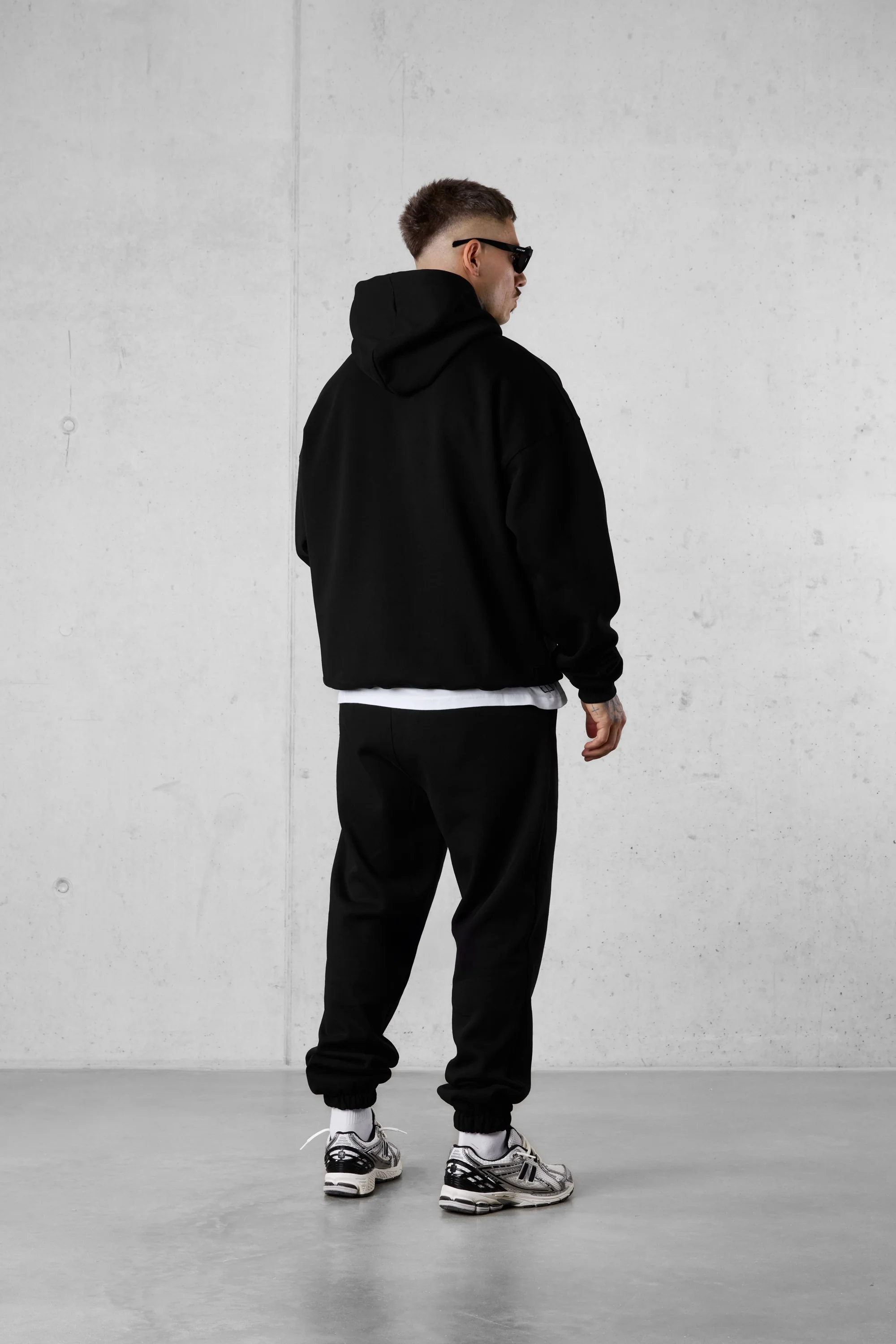 BLACK ESSENTIAL OVERSIZED HOODIE 2.0 - Image 5
