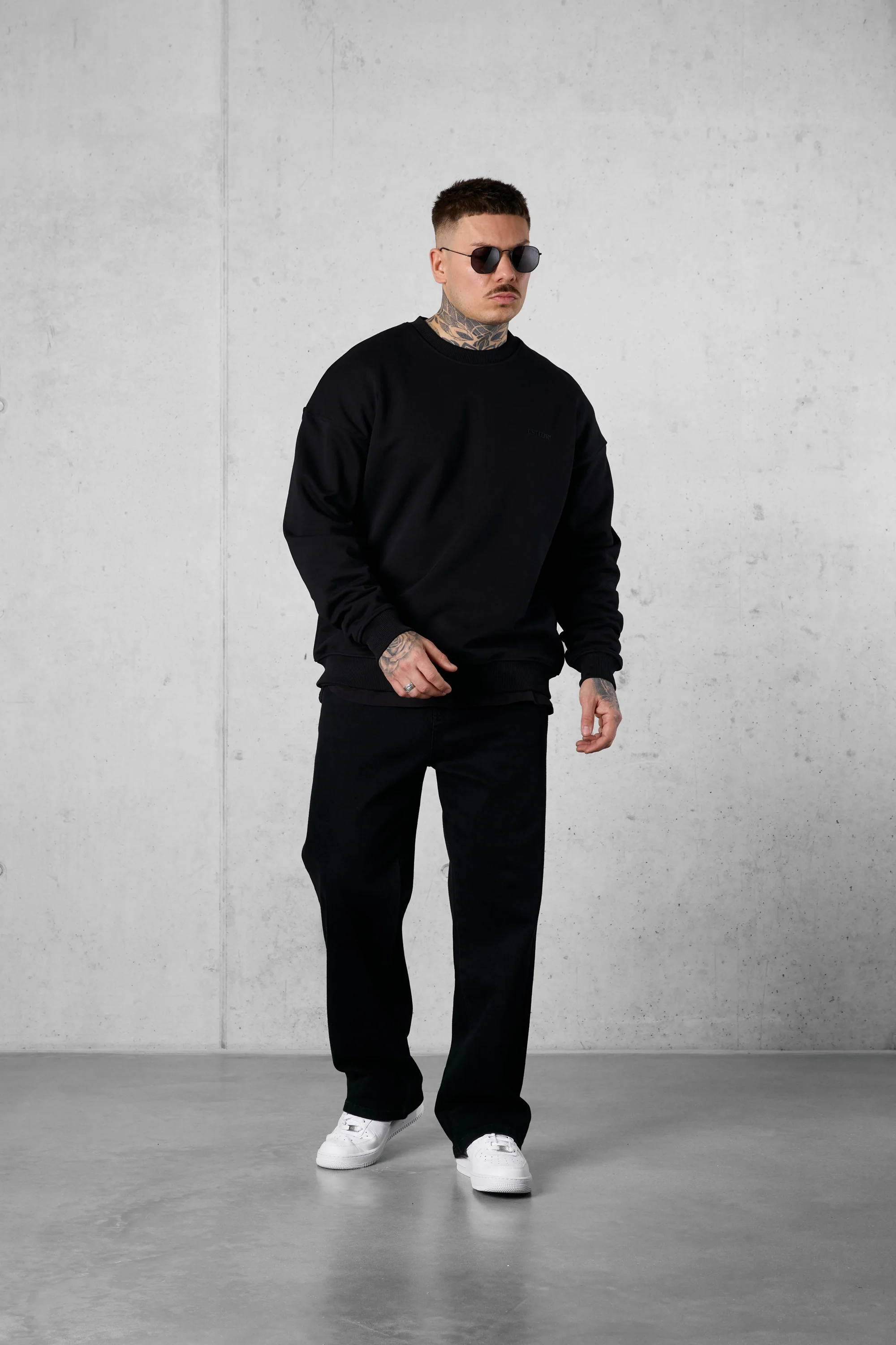 BLACK ESSENTIAL OVERSIZED SWEATER - Image 3