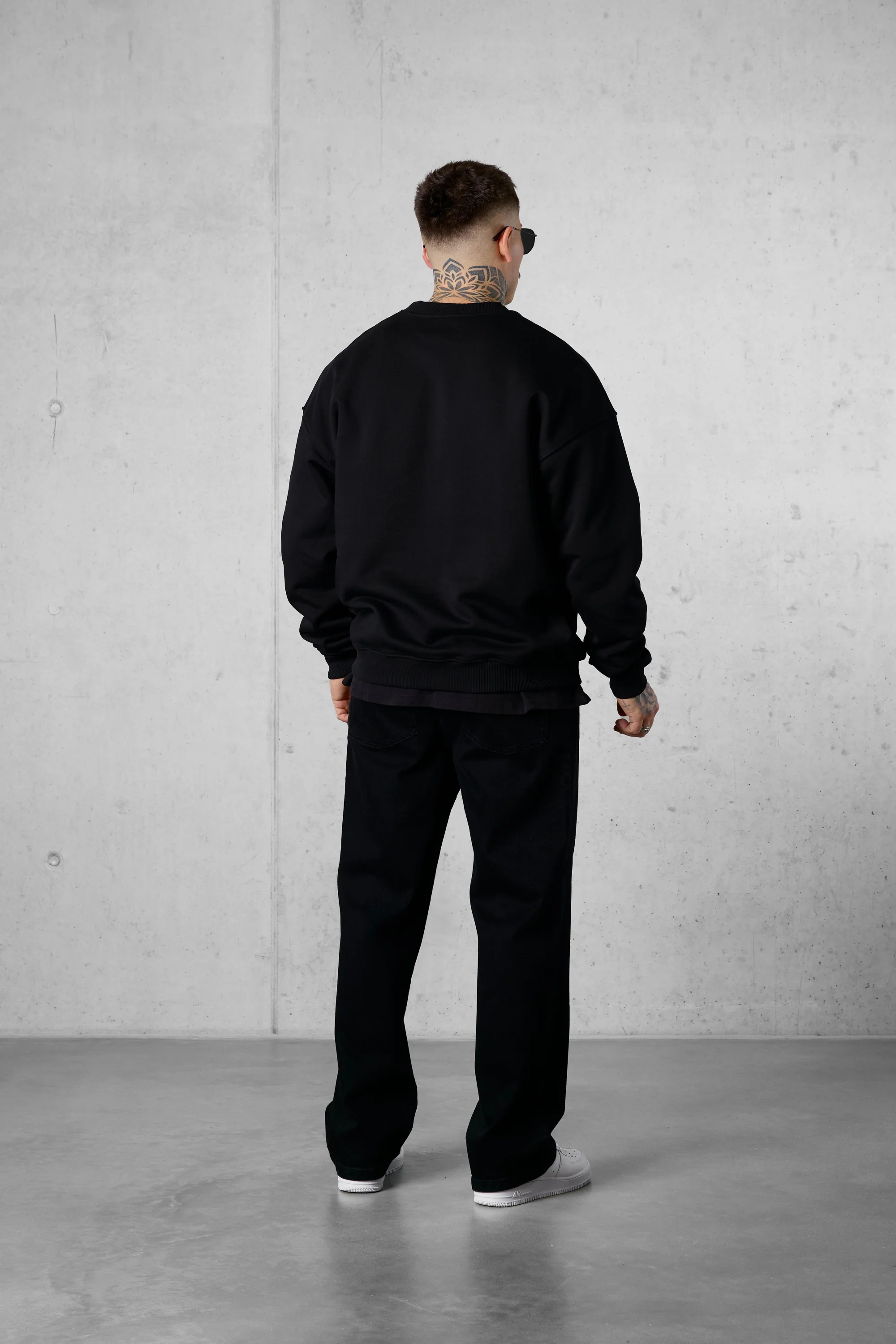 BLACK ESSENTIAL OVERSIZED SWEATER - Image 4