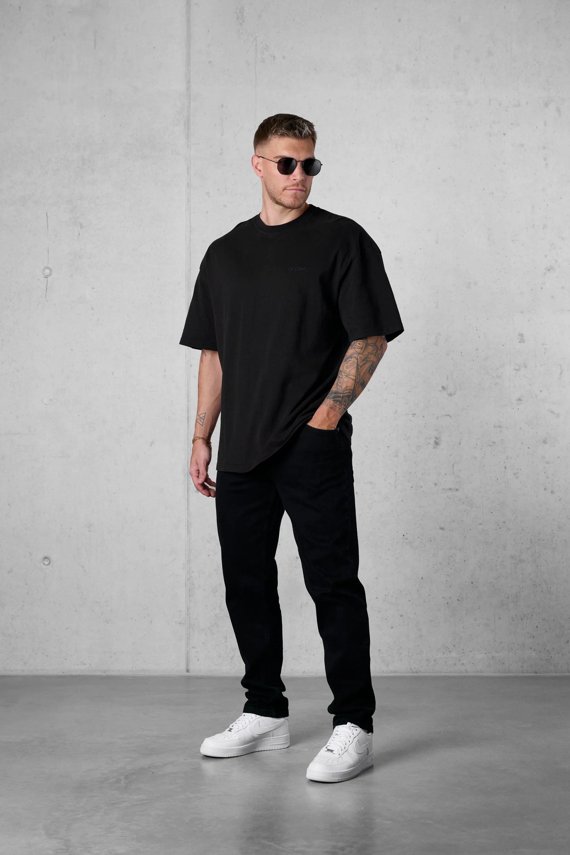 BLACK ESSENTIAL OVERSIZED TEE - Image 2