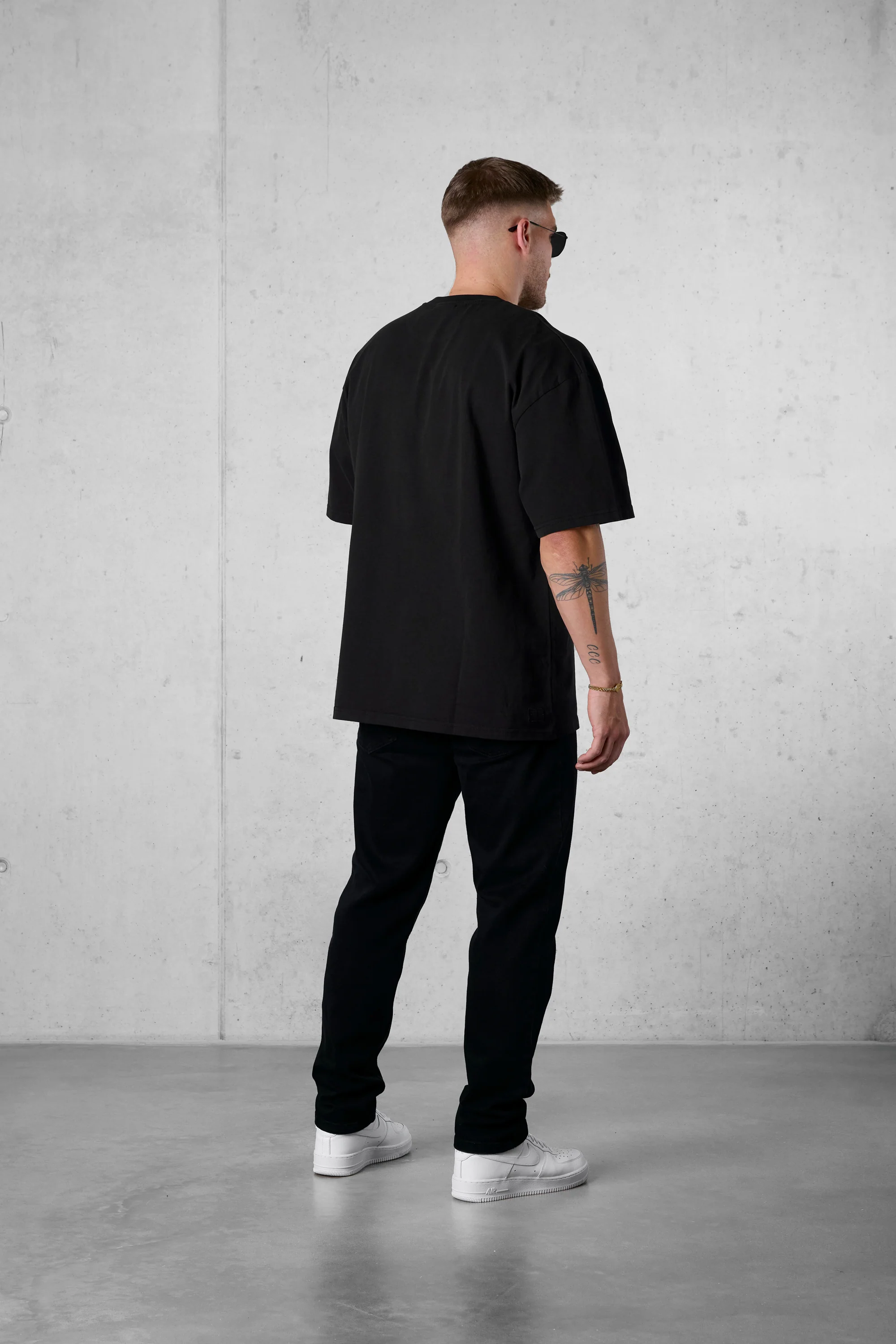 BLACK ESSENTIAL OVERSIZED TEE - Image 4