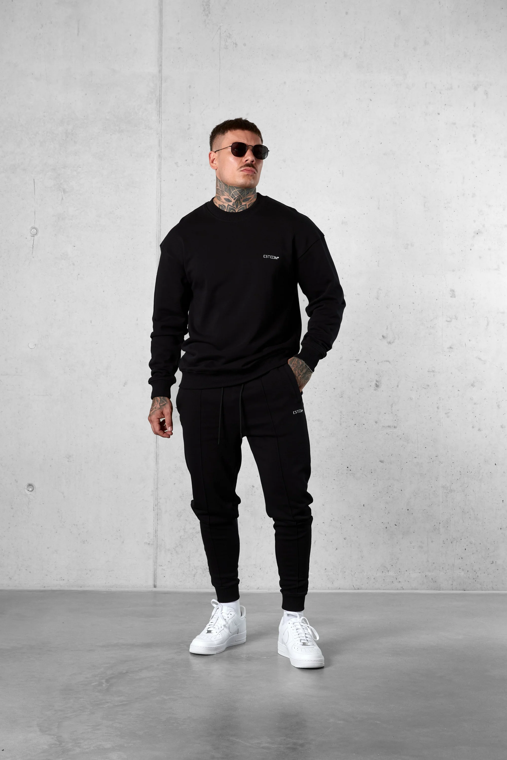 BLACK ESSENTIAL SWEATER - Image 3