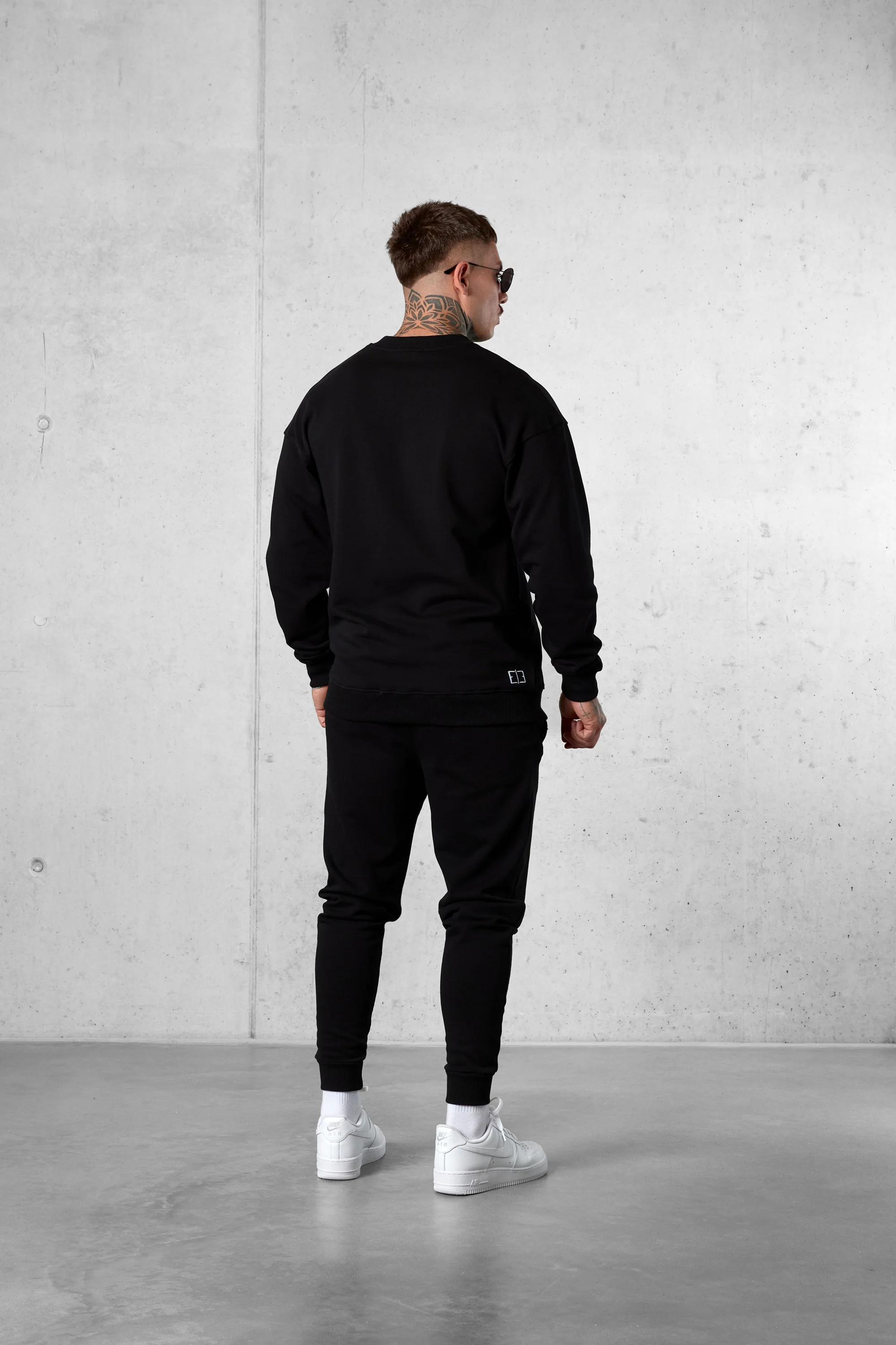 BLACK ESSENTIAL SWEATER - Image 4