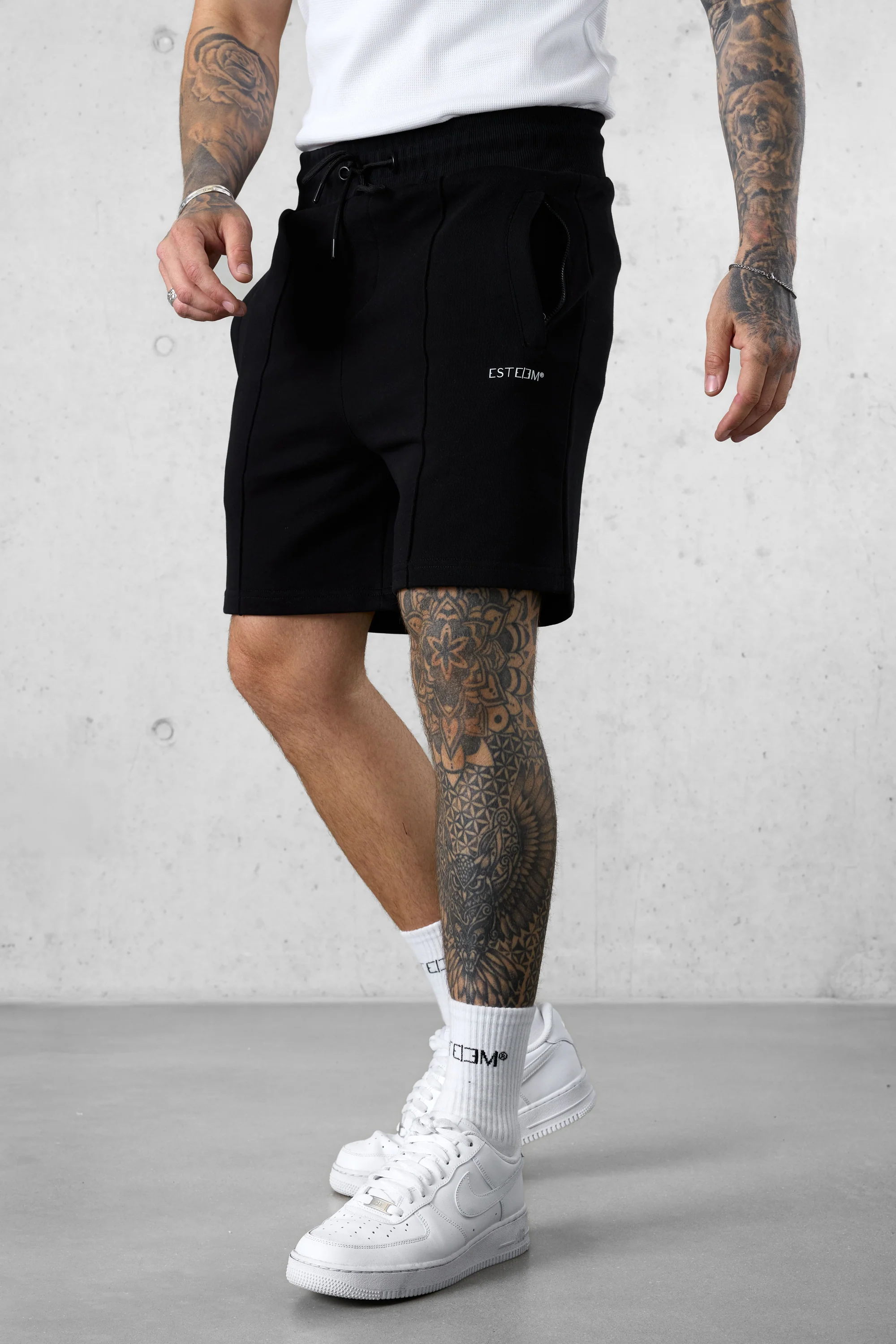 BLACK ESSENTIAL SWEATSHORTS - Image 3