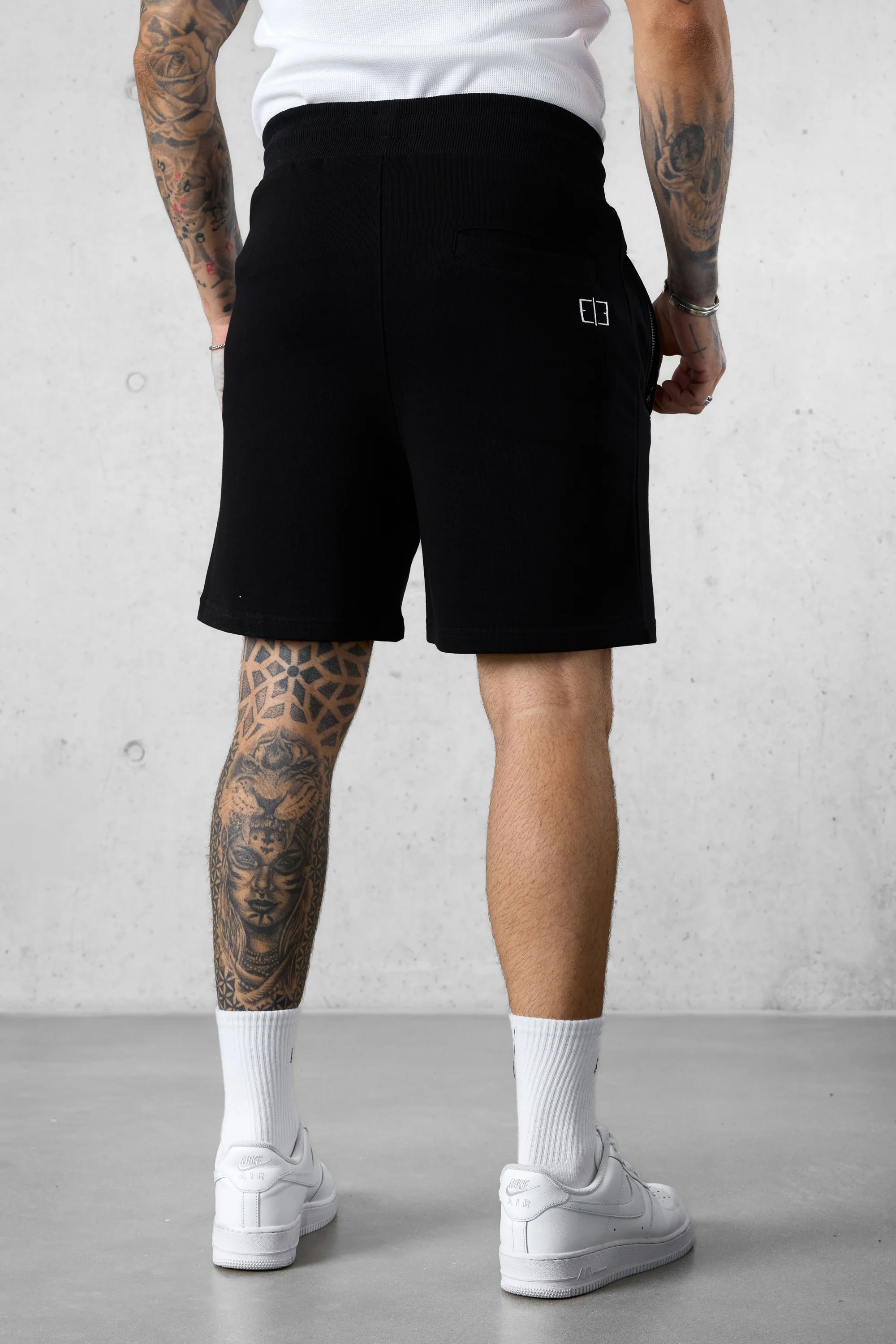 BLACK ESSENTIAL SWEATSHORTS - Image 4