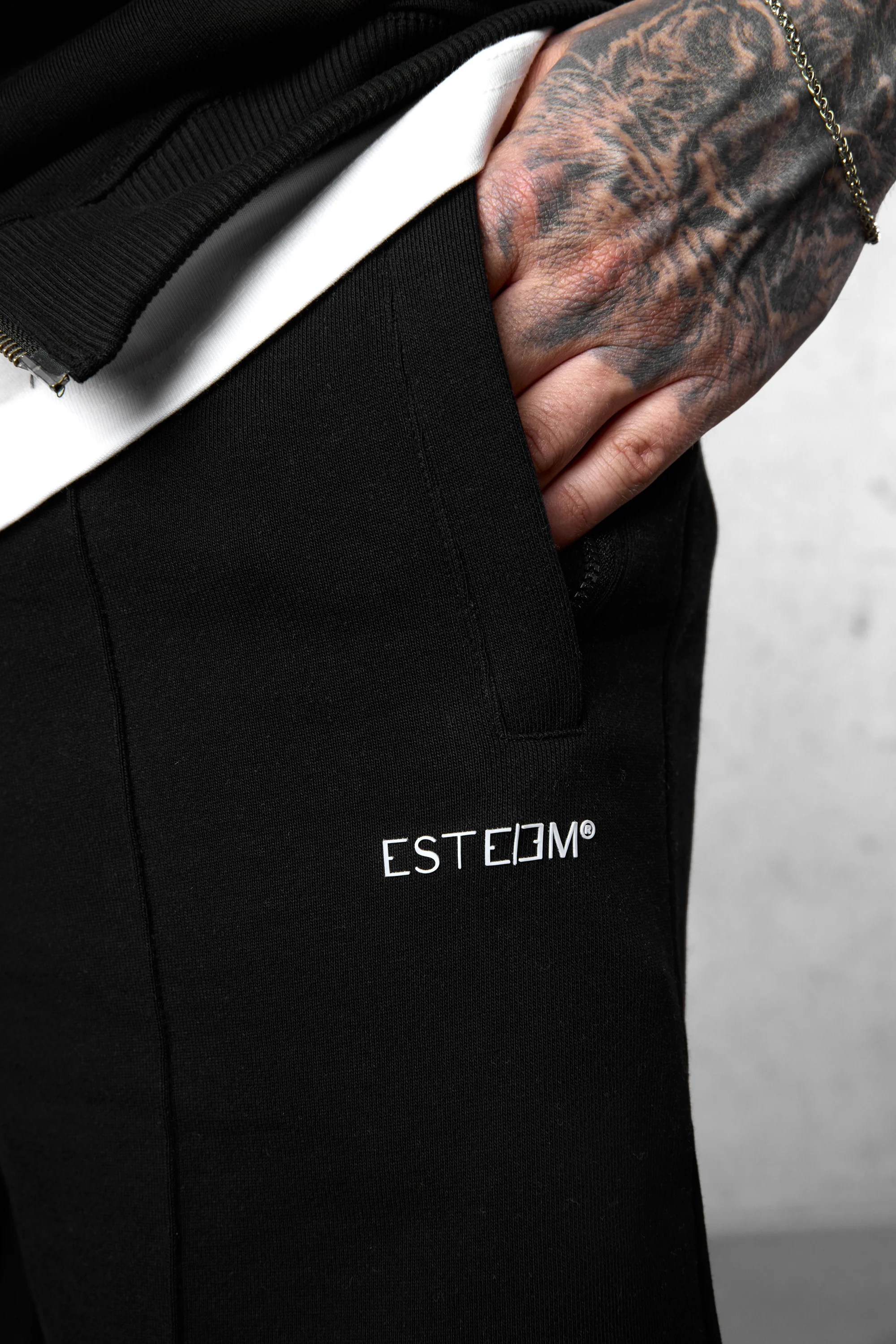 BLACK ESSENTIAL SWEATSHORTS - Image 5