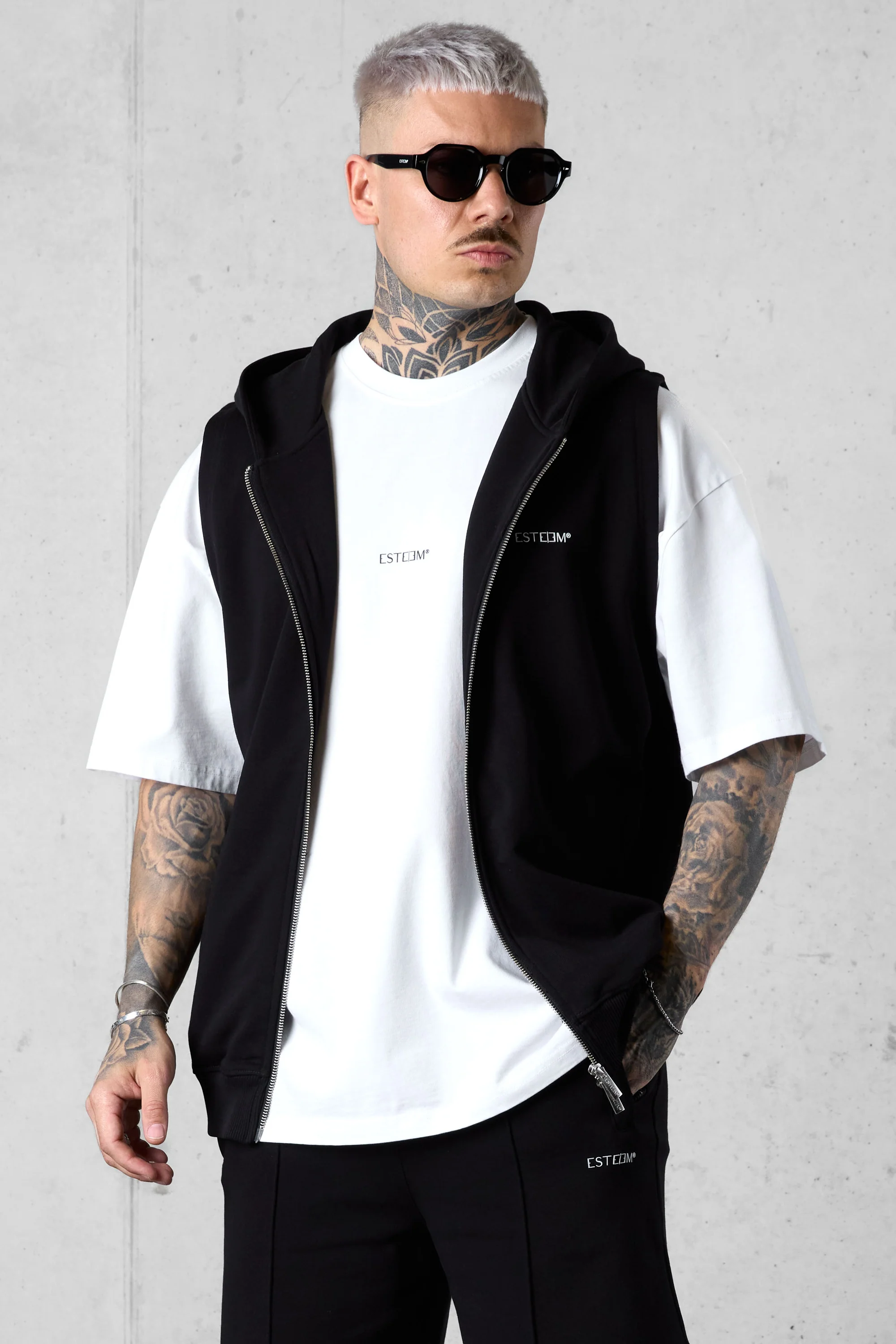 BLACK ESSENTIAL SWEATVEST - Image 3