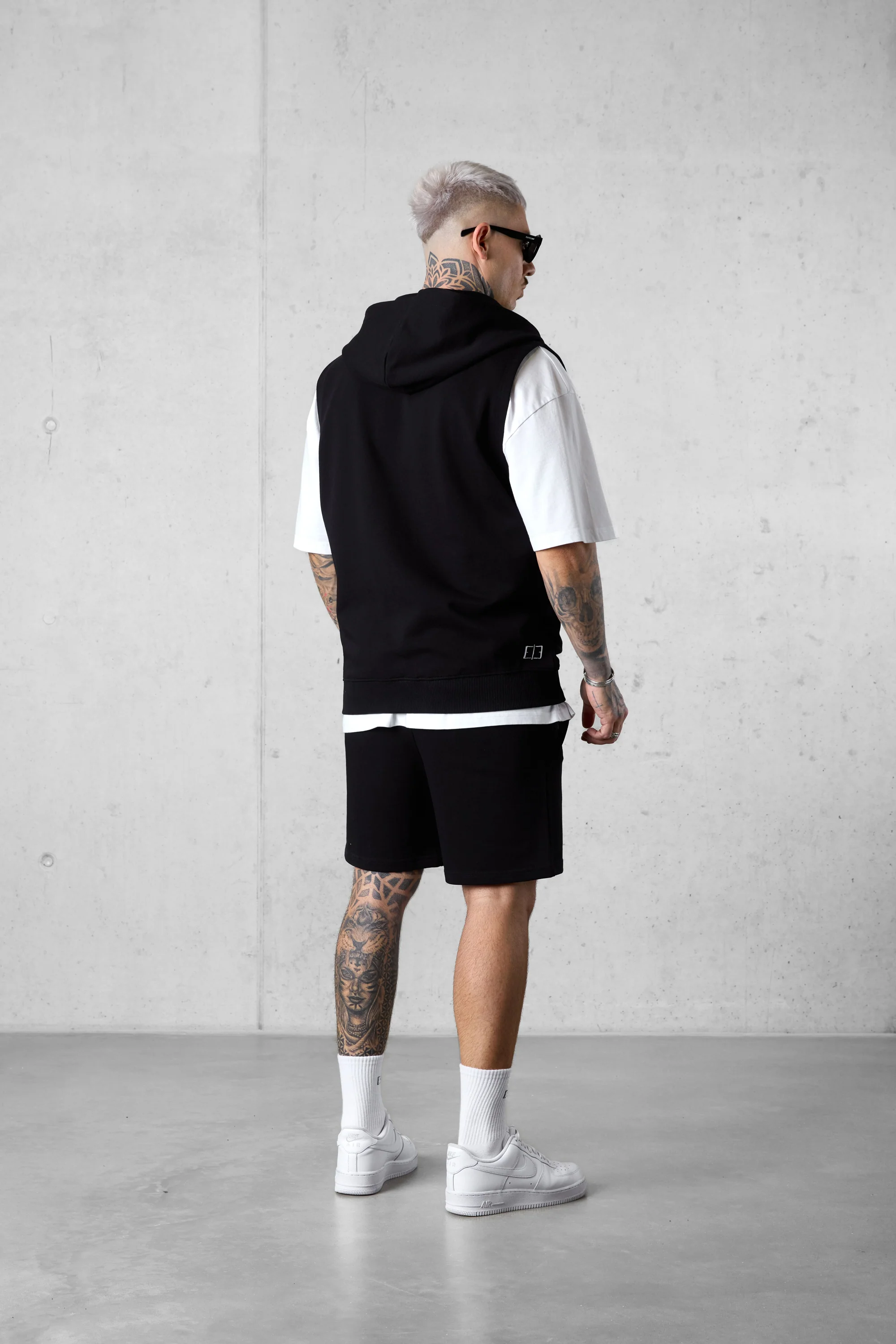 BLACK ESSENTIAL SWEATVEST - Image 4