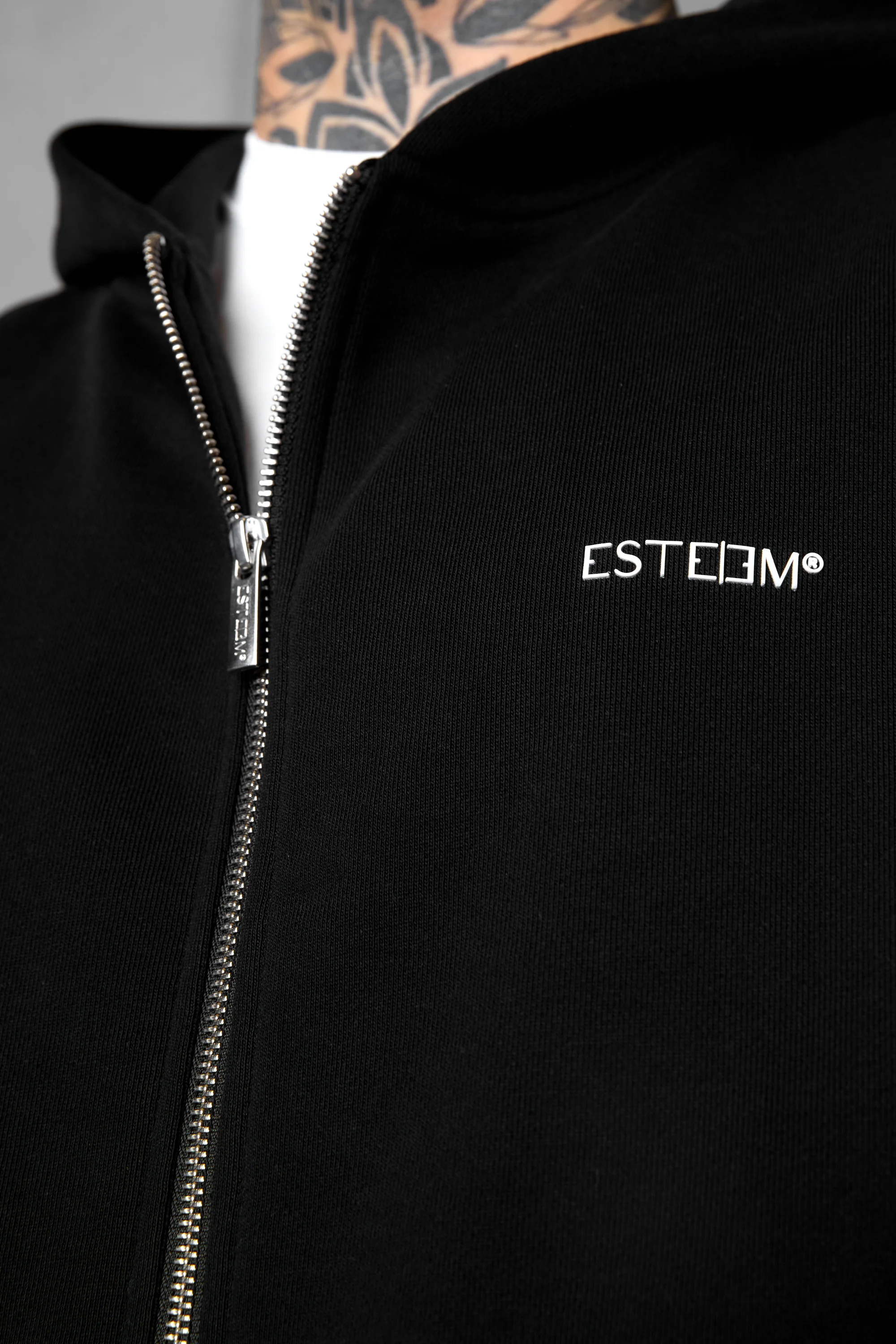 BLACK ESSENTIAL SWEATVEST - Image 5