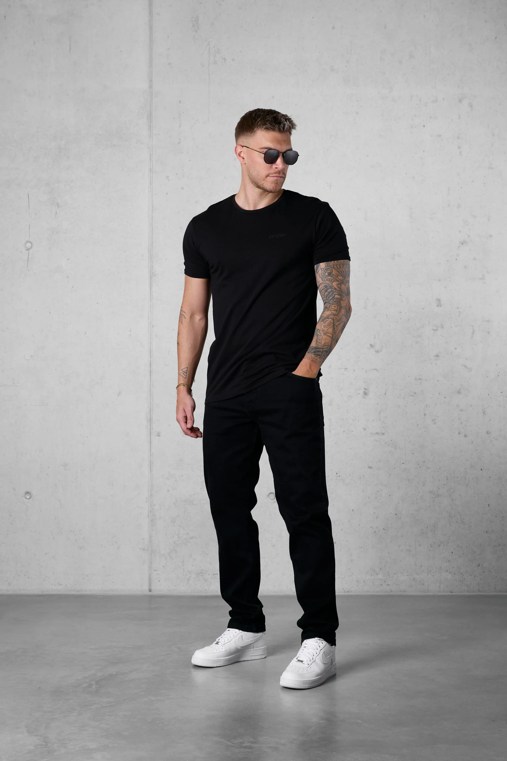 BLACK ESSENTIAL TEE - Image 2