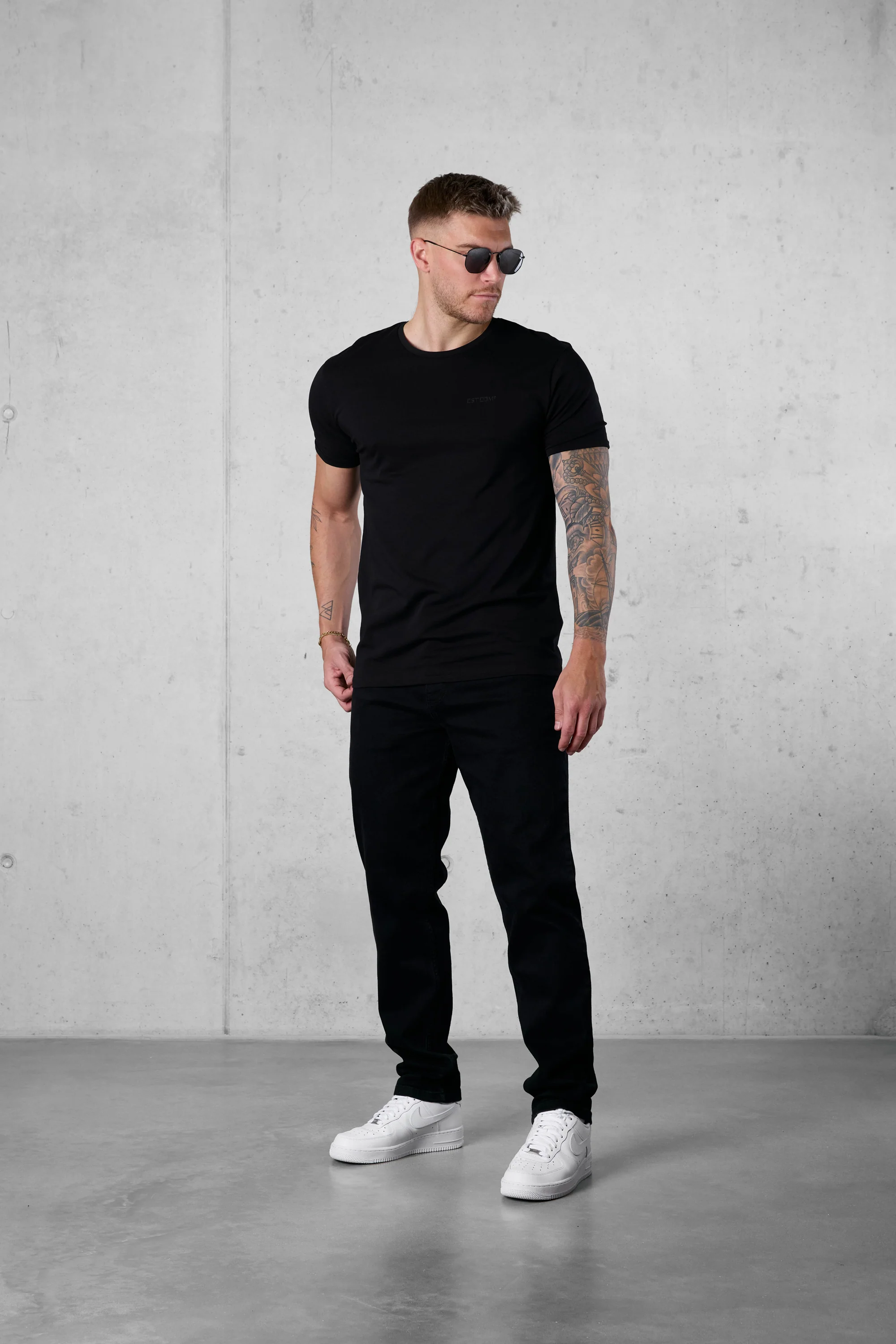 BLACK ESSENTIAL TEE - Image 3