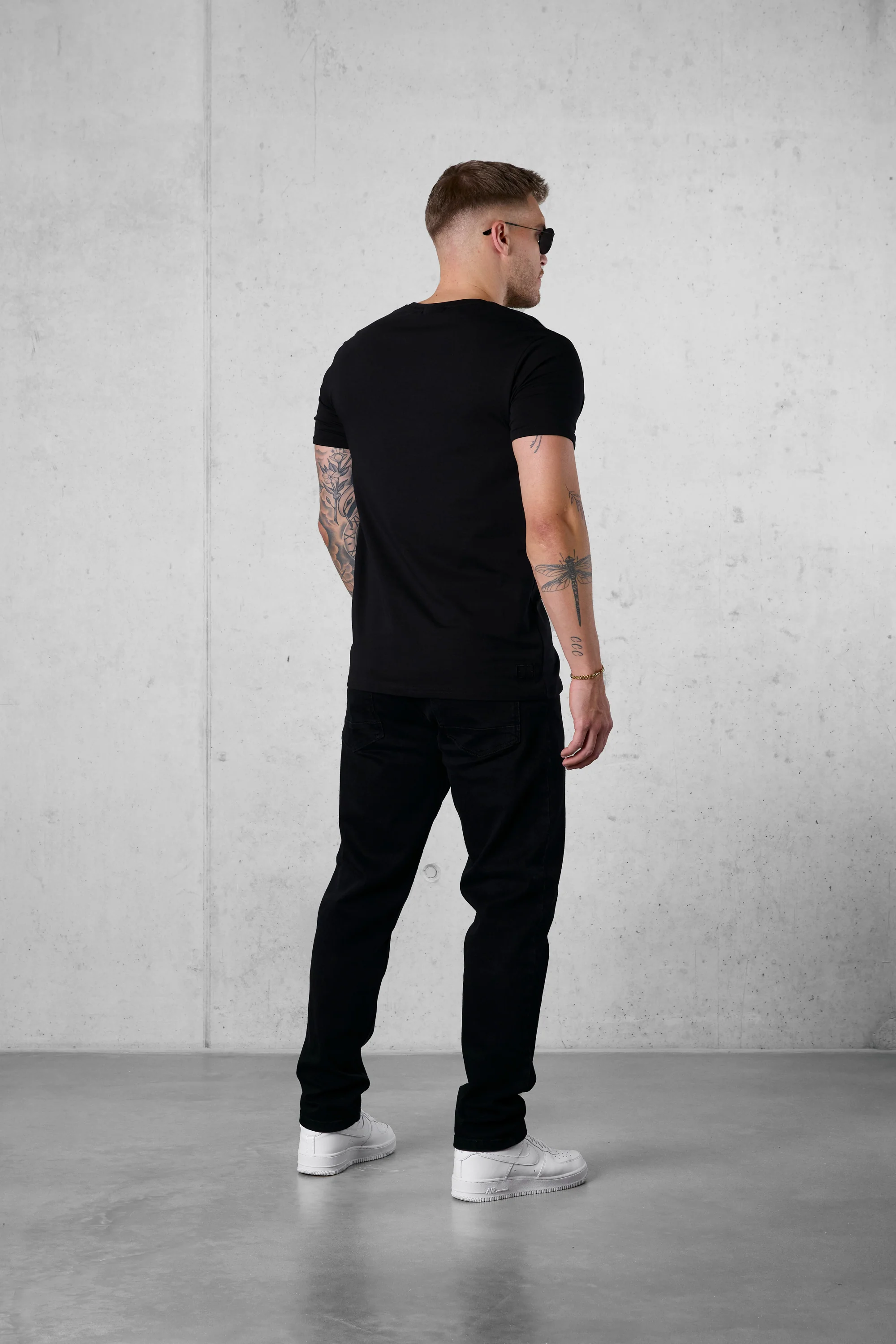 BLACK ESSENTIAL TEE - Image 4