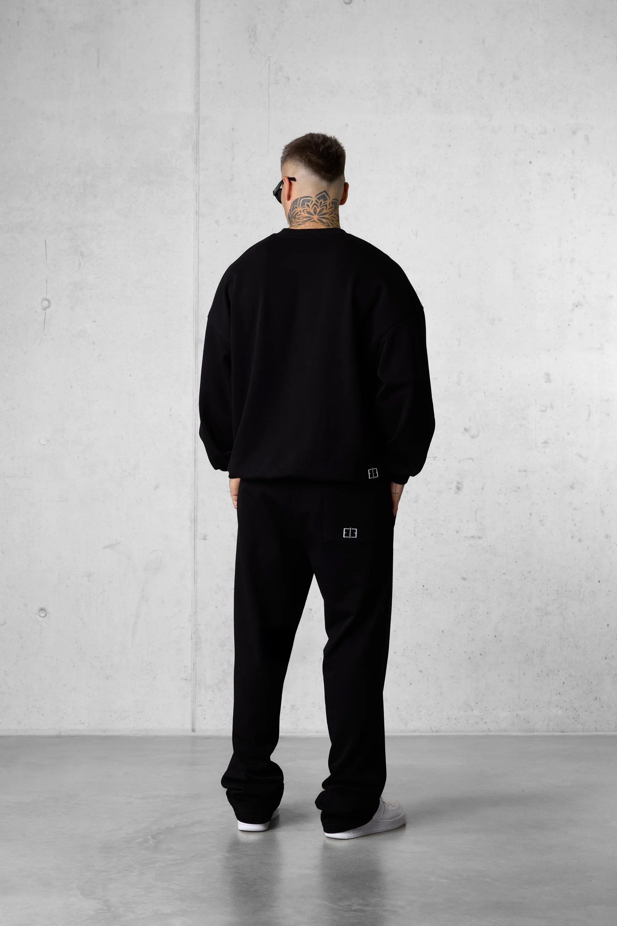 BLACK LOGOS OVERSIZED SWEATER - Image 4