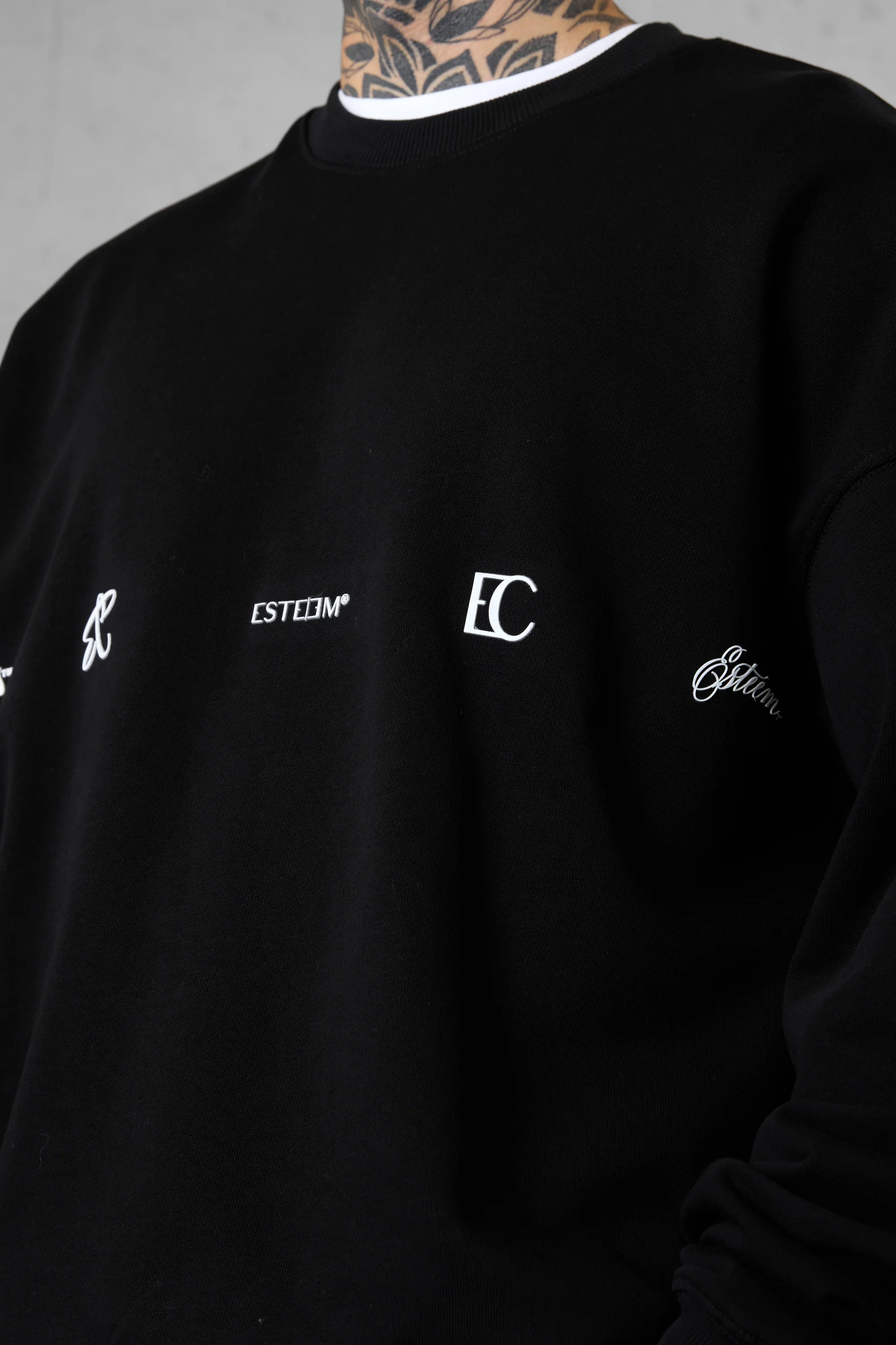 BLACK LOGOS OVERSIZED SWEATER - Image 5