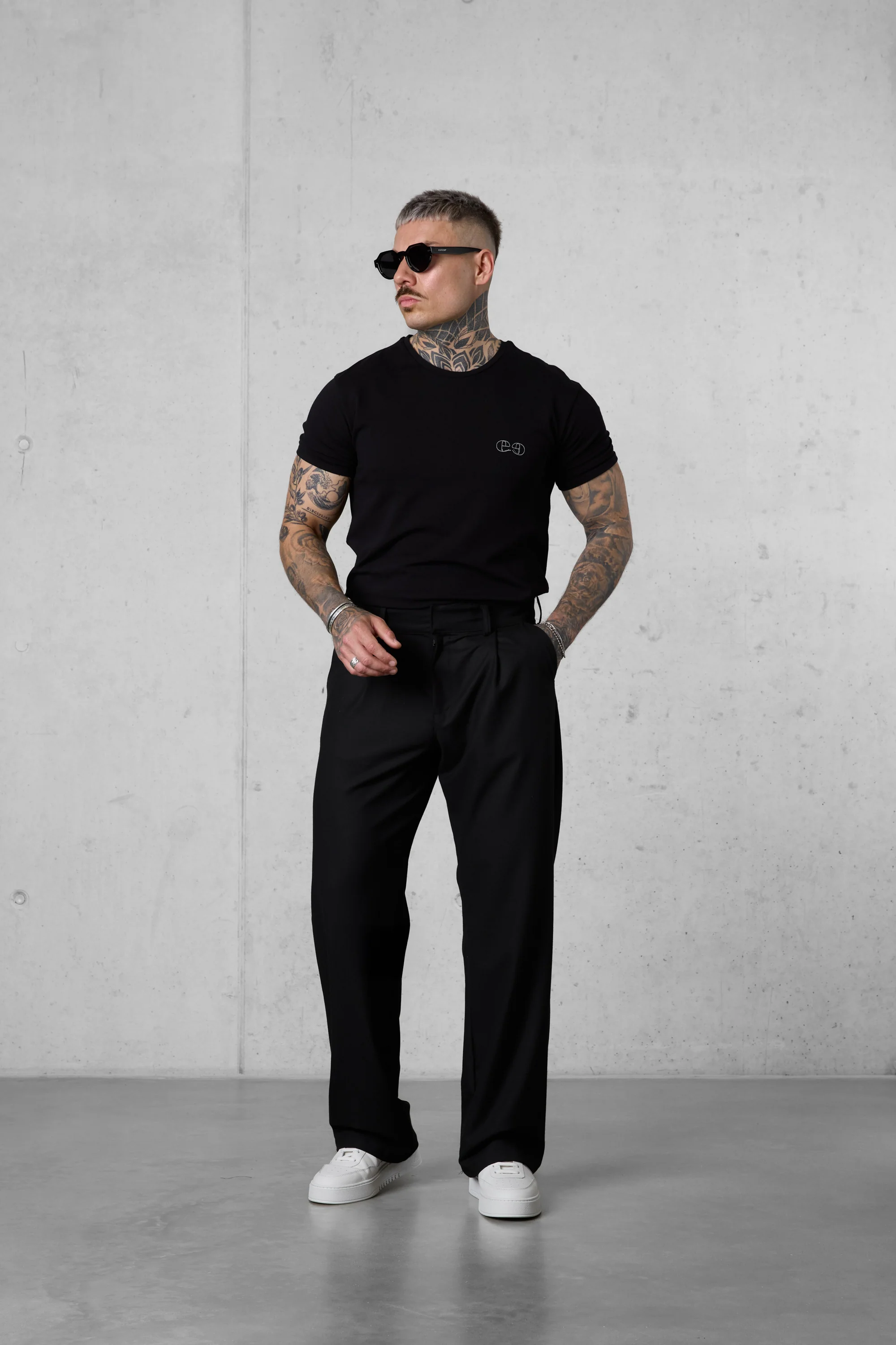 BLACK LOOP LOGO TEE - Image 2
