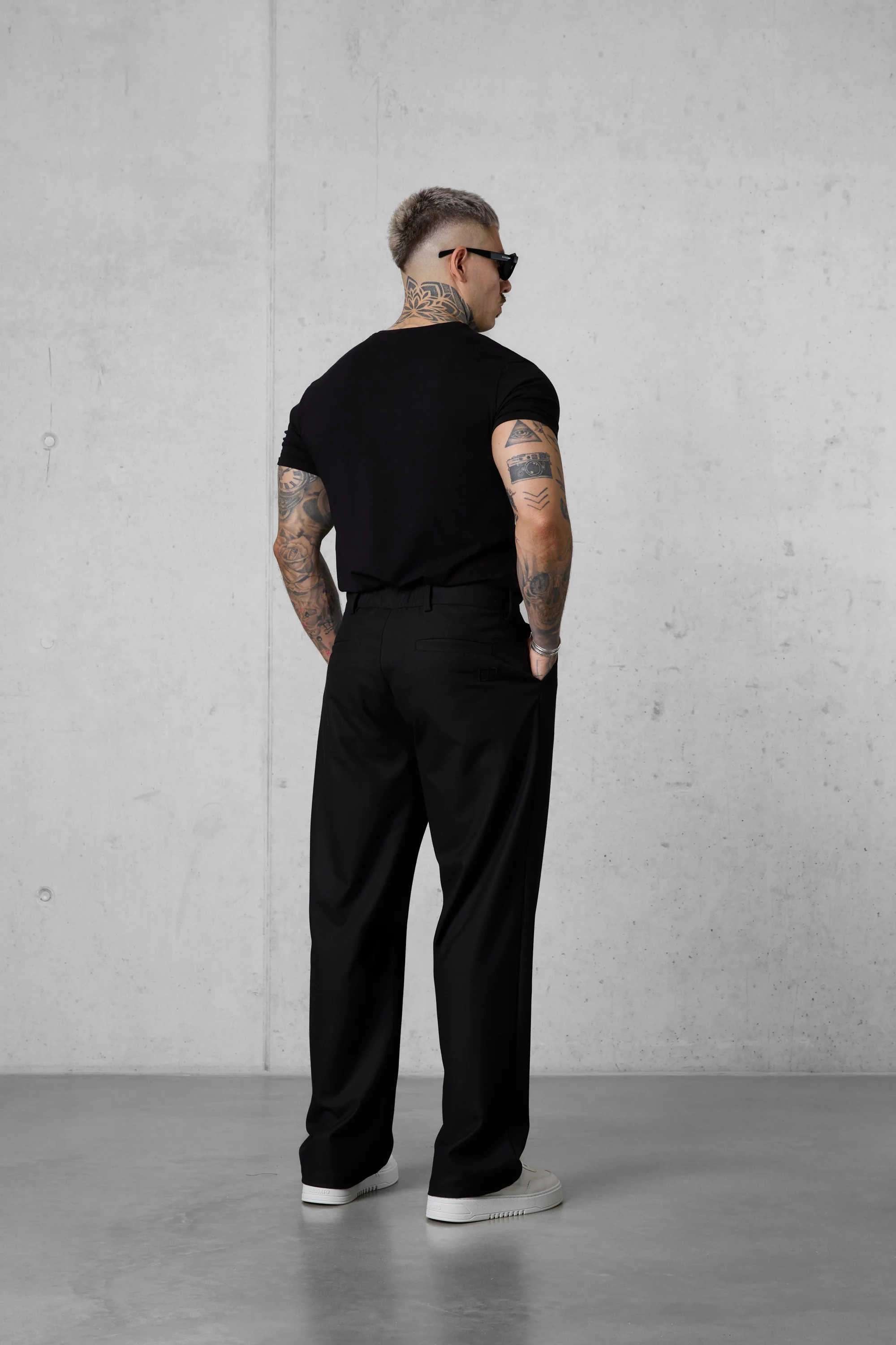 BLACK LOOP LOGO TEE - Image 3