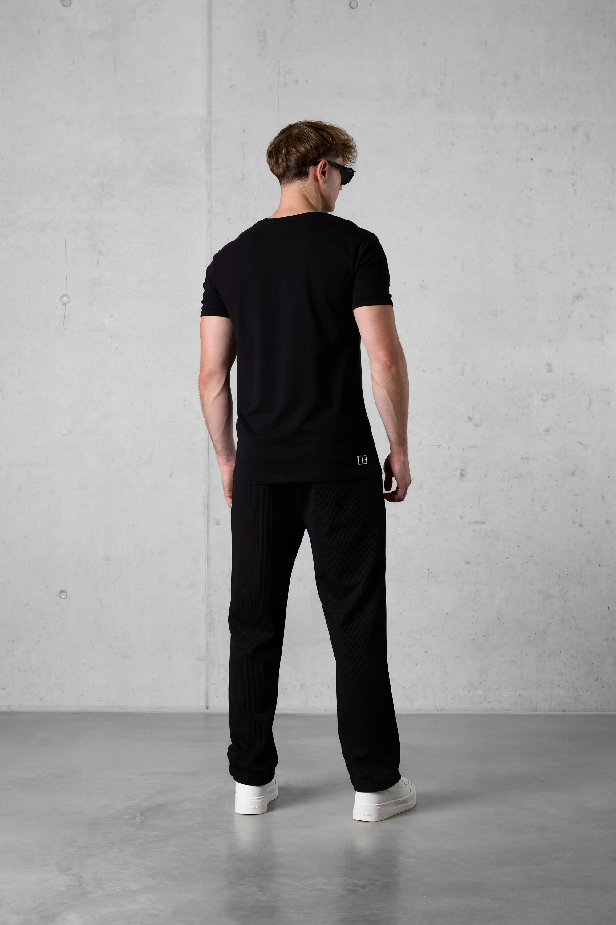 BLACK MIXED COLORS ESSENTIAL TEE - Image 5