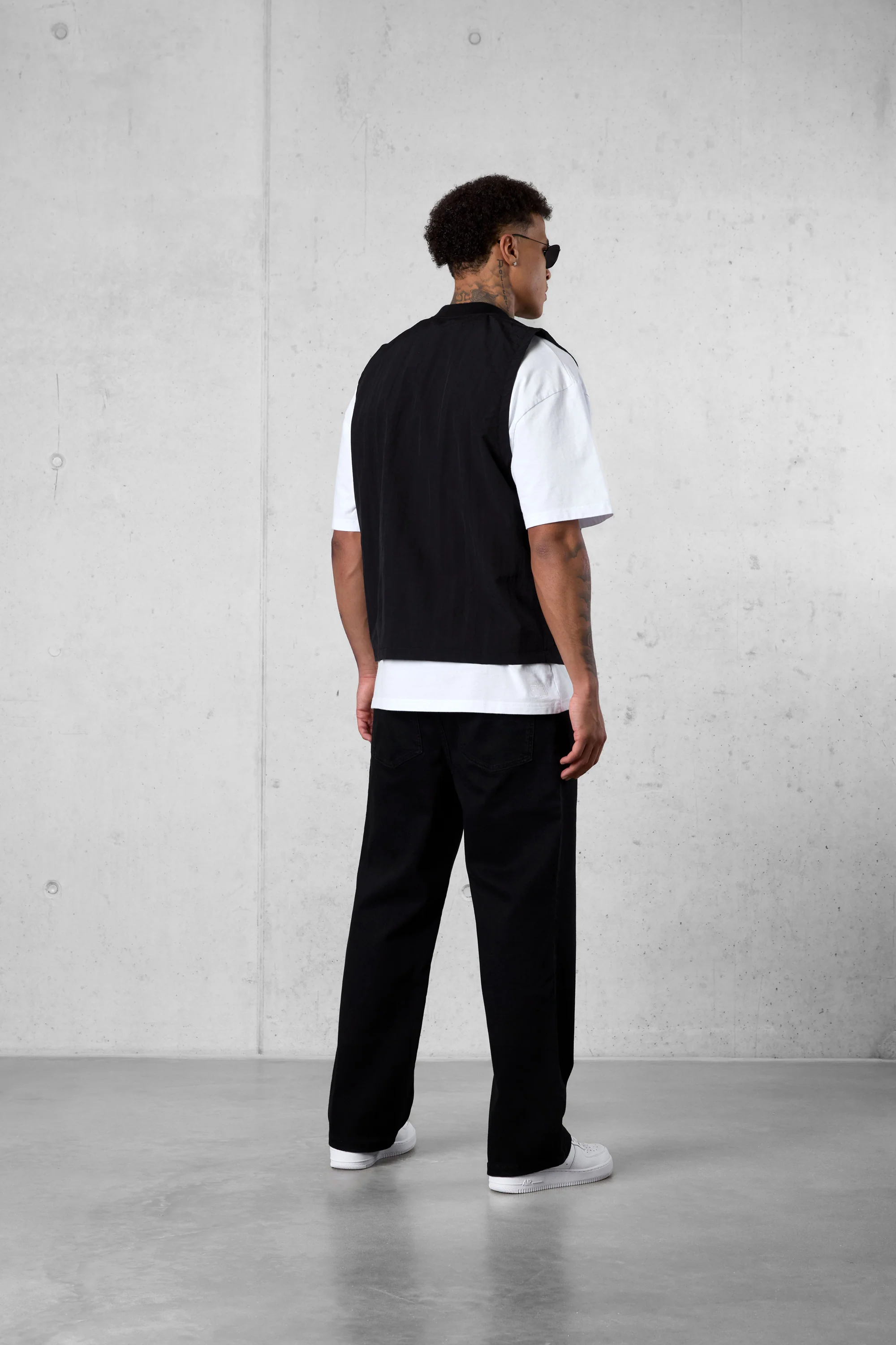 BLACK NYLON VEST - Image 4