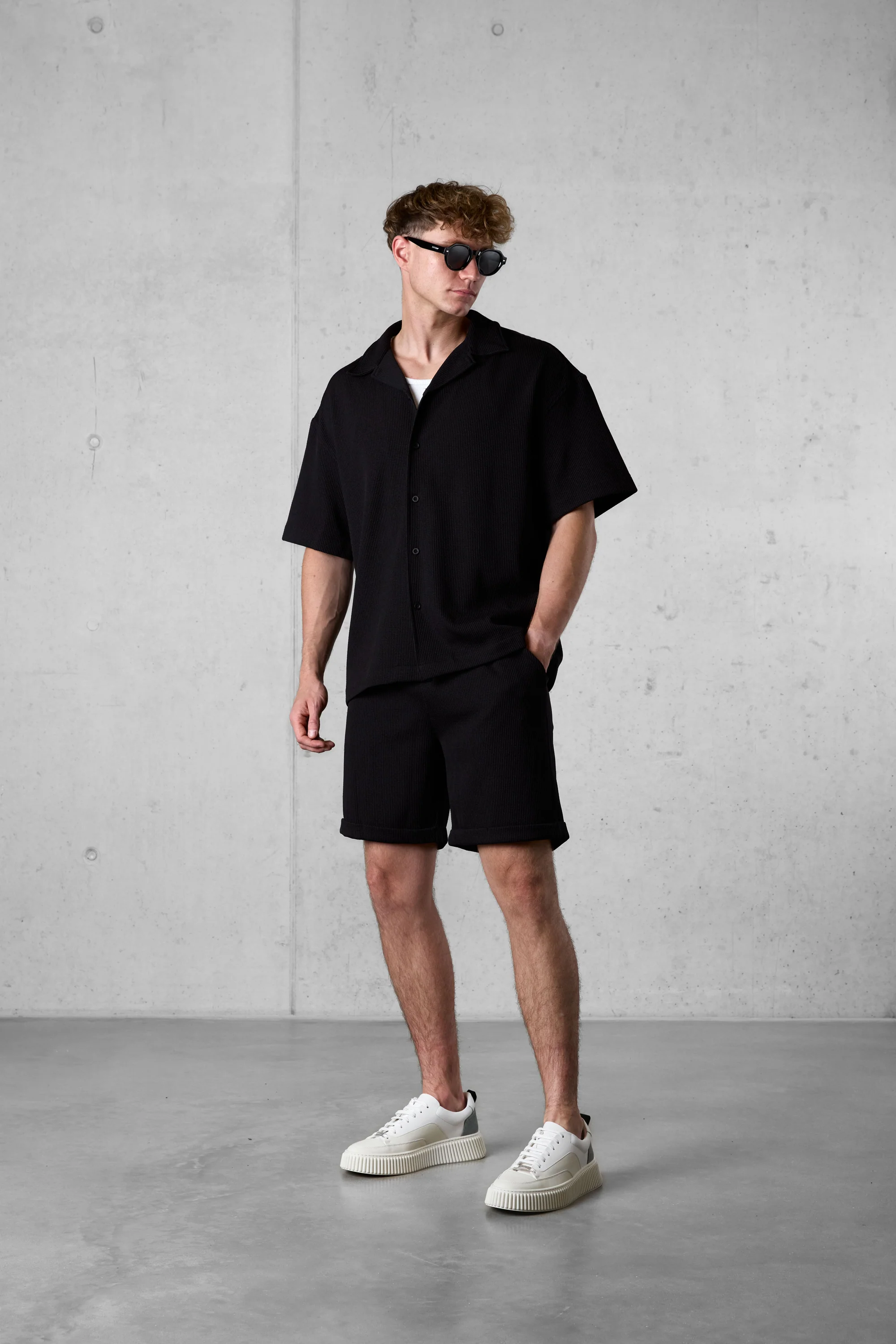 BLACK RUFFLES SHORTS - Image 2