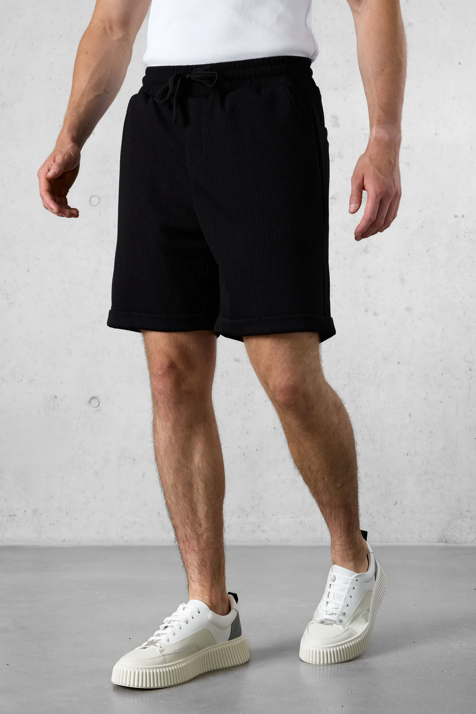 BLACK RUFFLES SHORTS - Image 3