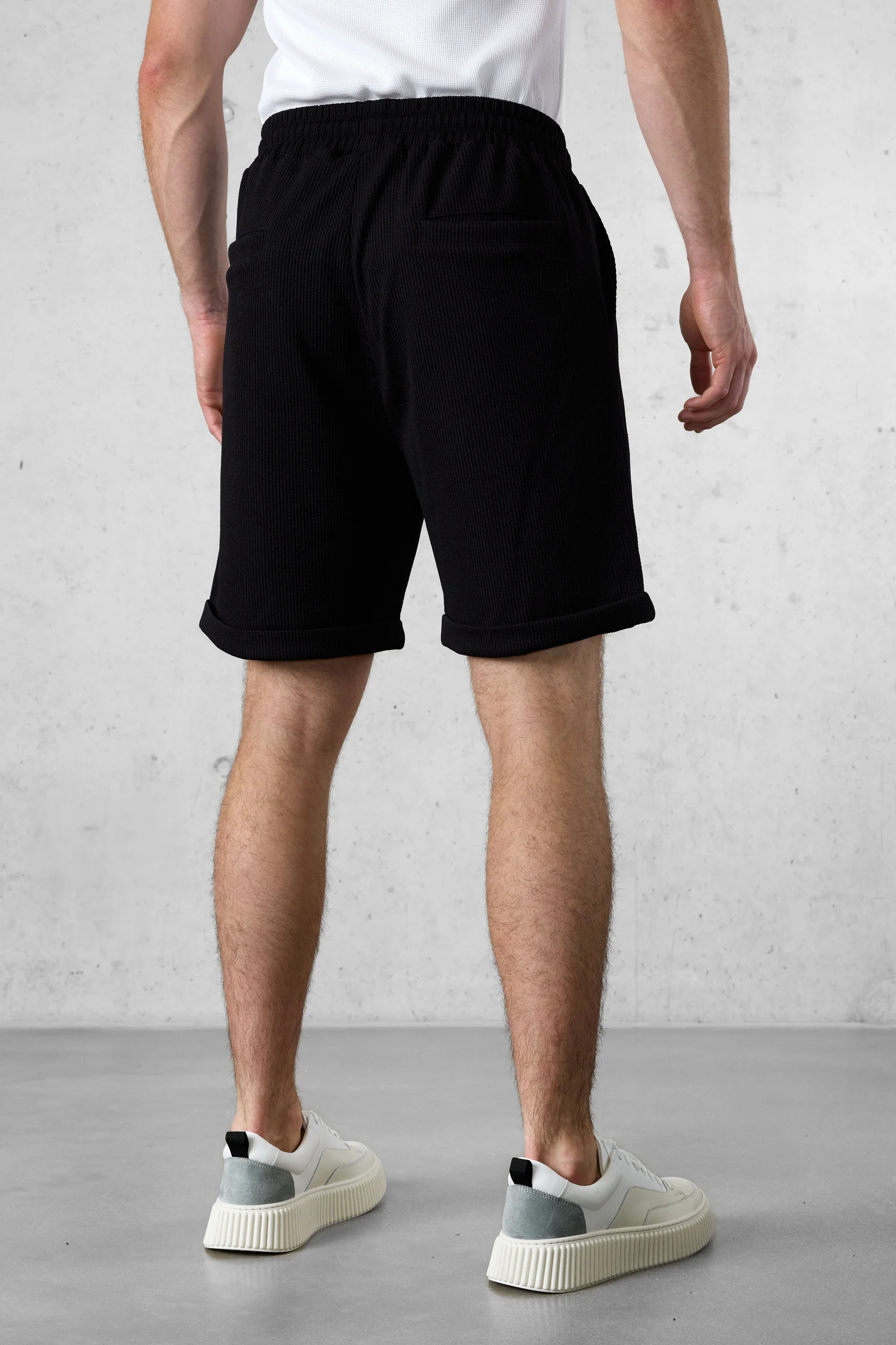 BLACK RUFFLES SHORTS - Image 4