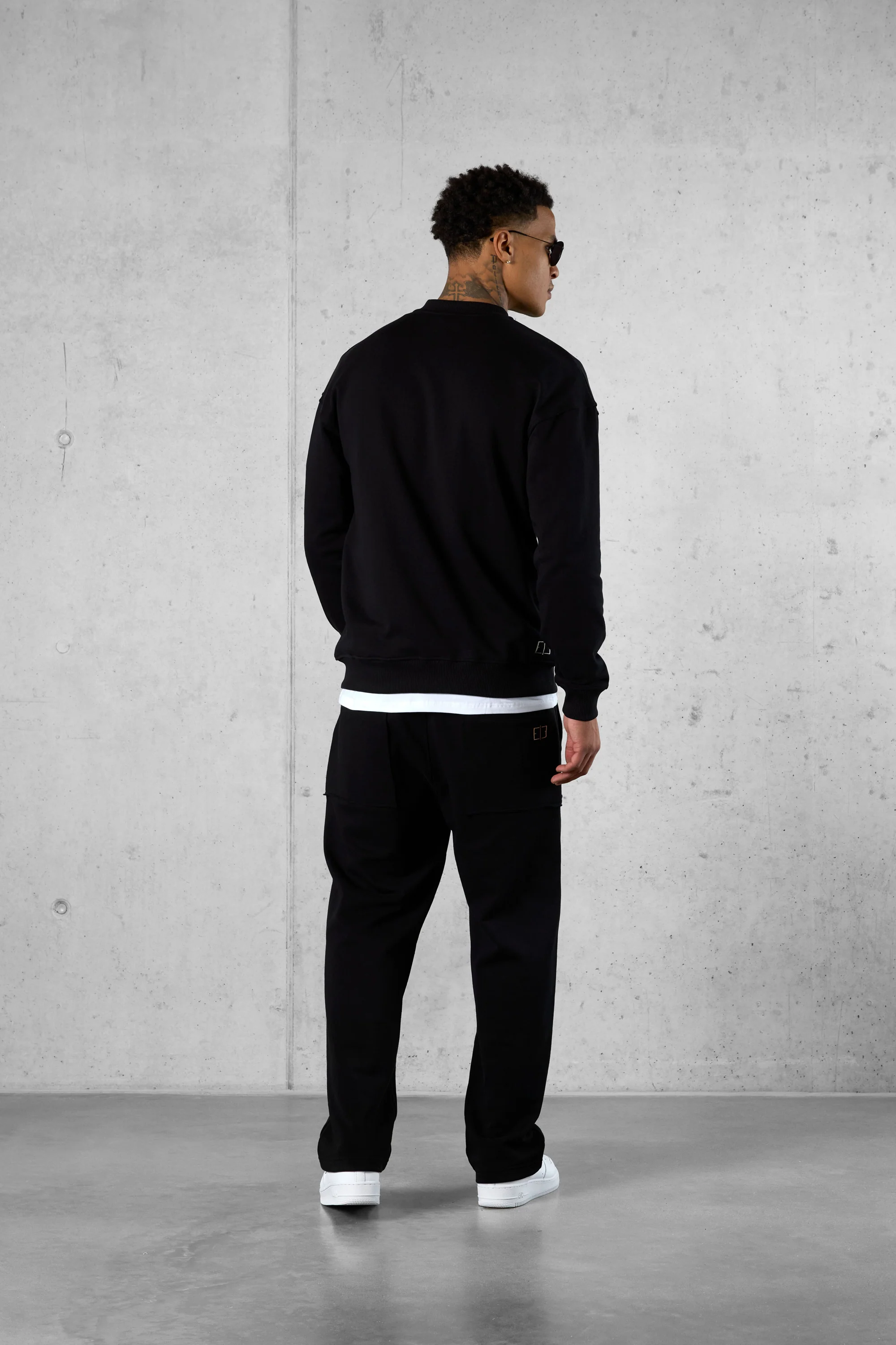 BLACK SEAMS POCKET ZIP SWEATER - Image 4