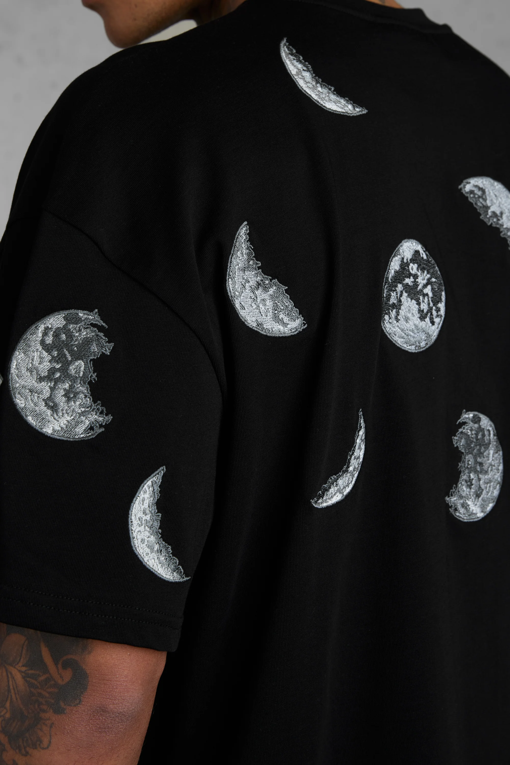 BLACK SILENT MOTION MOON OVERSIZED TEE - Image 6