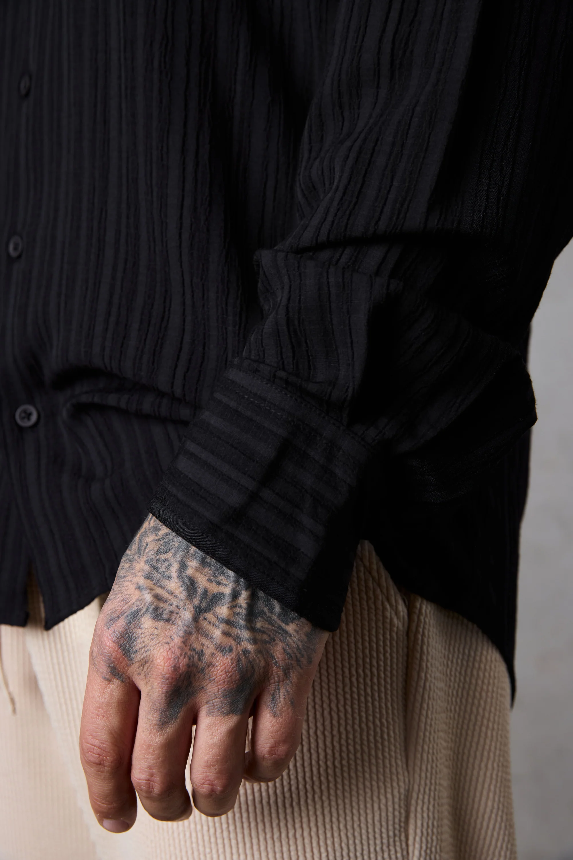 BLACK STRIPED SLEEVE SHIRT - Image 6