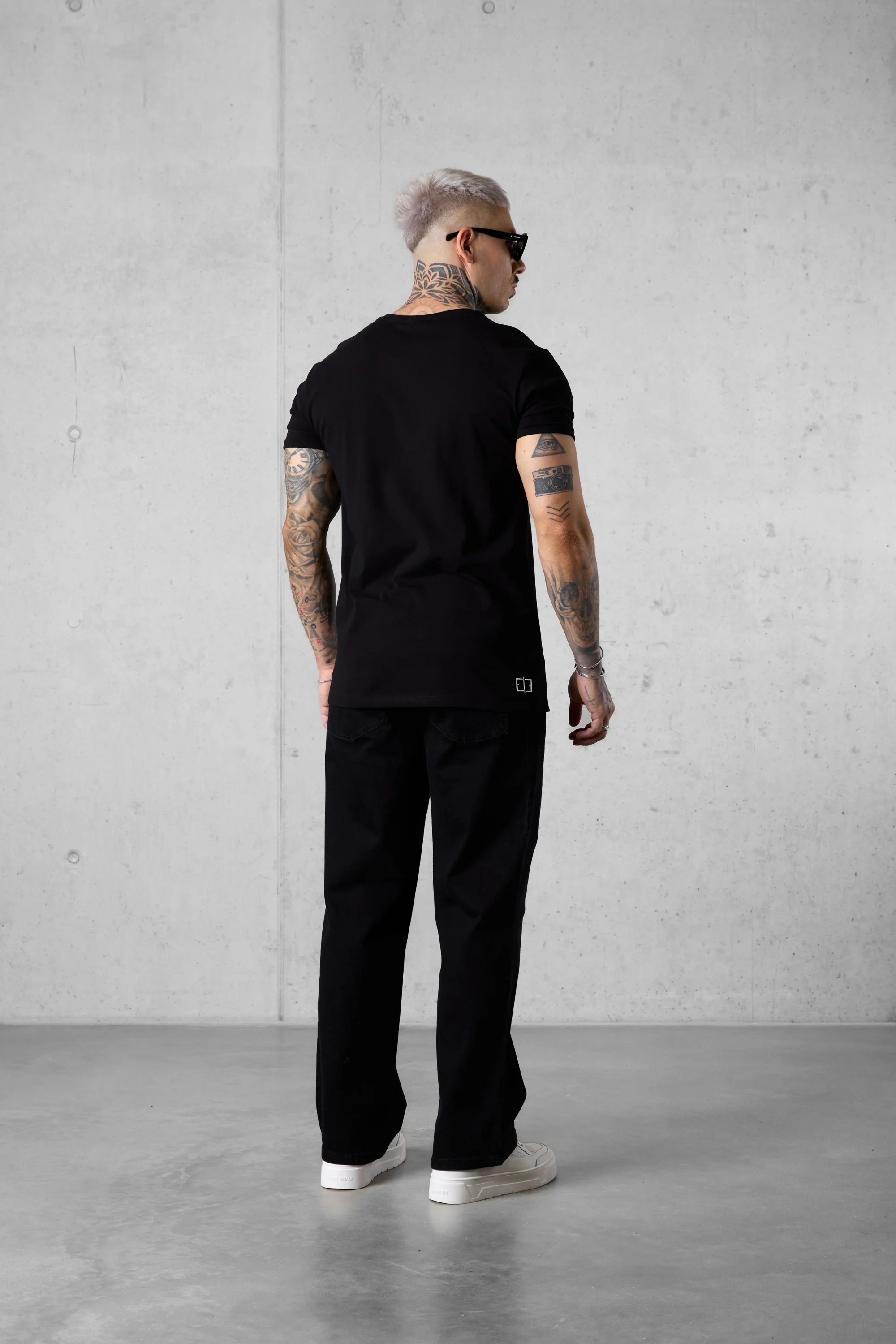 BLACK SUMMER ROMANCE LOGO TEE - Image 4