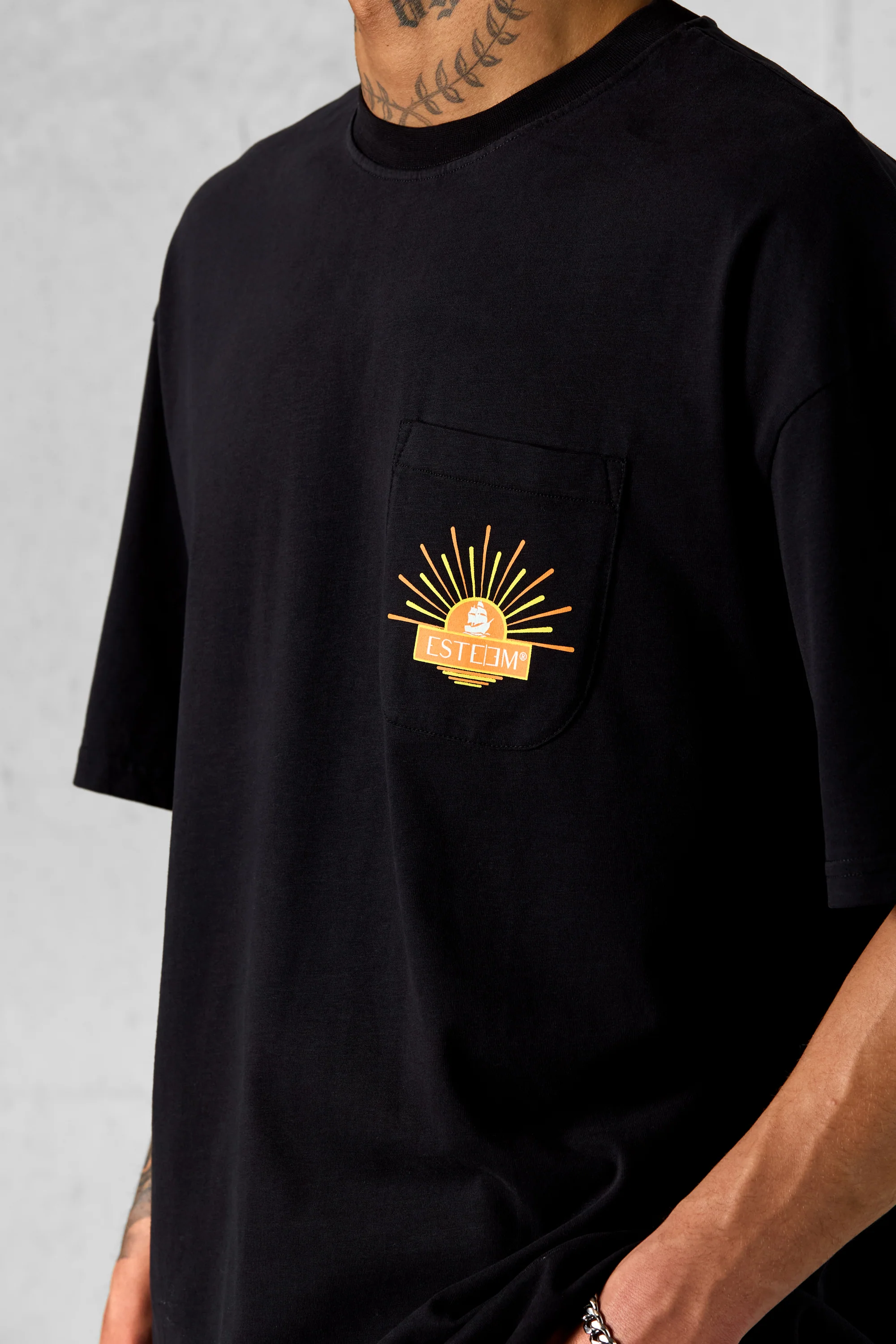 BLACK SUNSET POCKET OVERSIZED TEE - Image 5