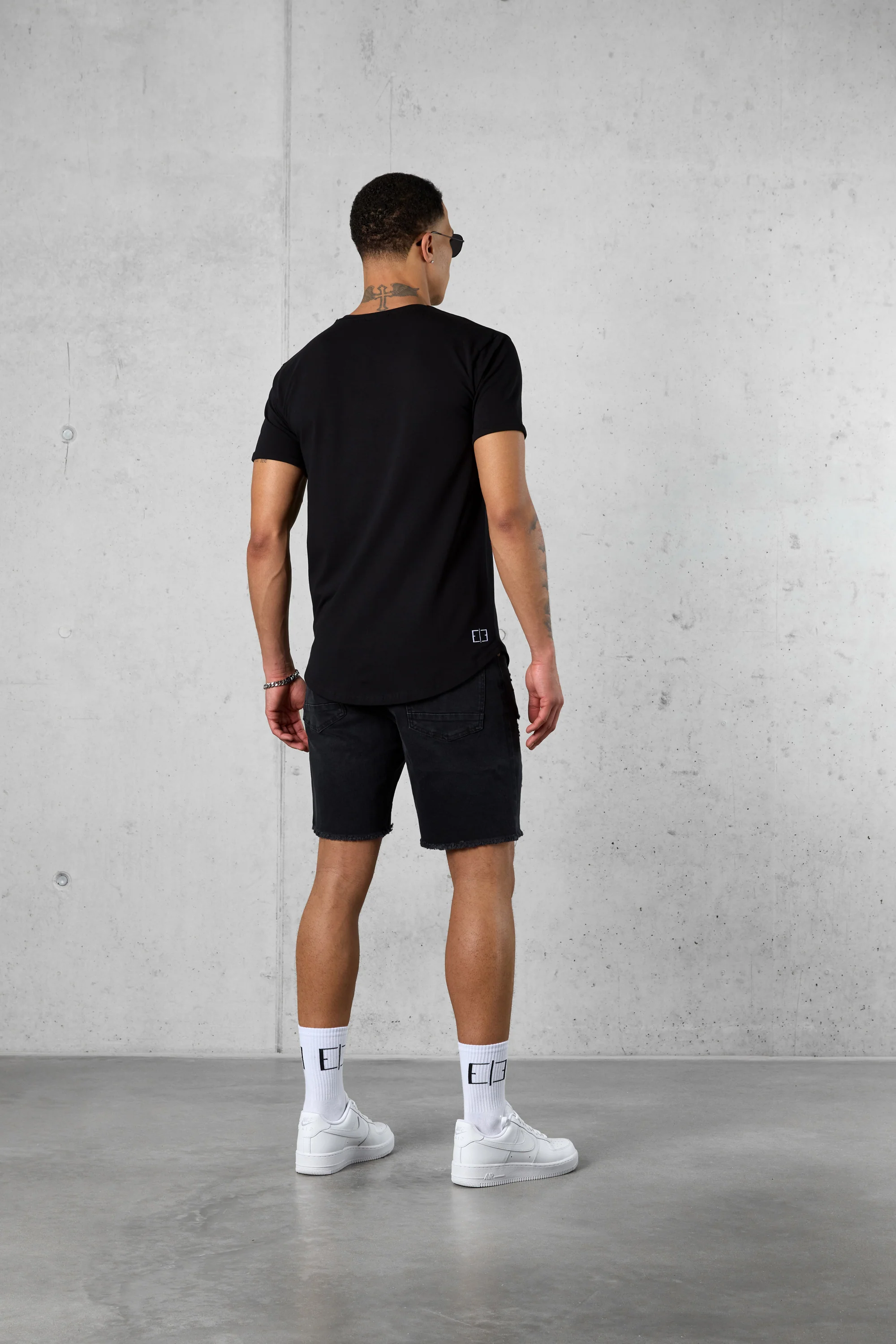 BLACK VACATION SERVICES LOGO TEE - Image 4