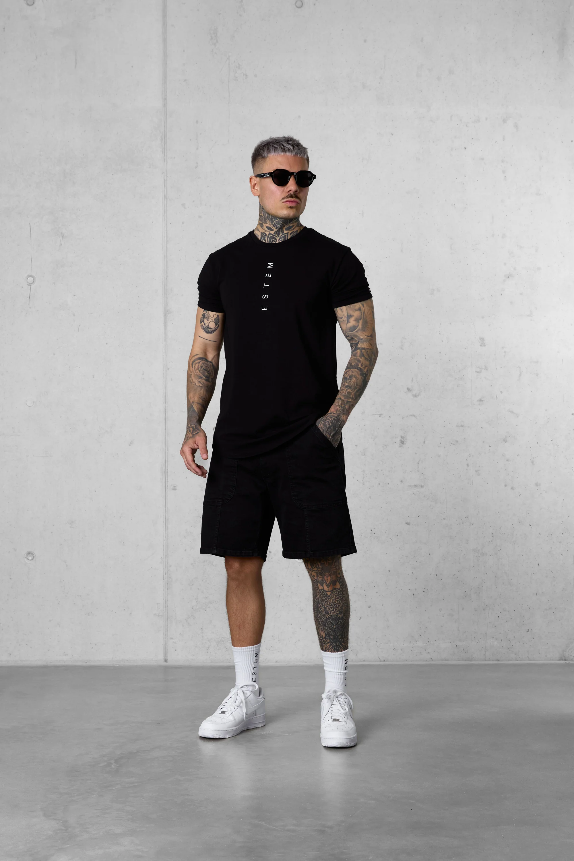 BLACK VERTICAL TEE - Image 2
